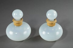 Coppia di bottiglie di profumo opaline bianche Charles X dell'inizio del XIX secolo