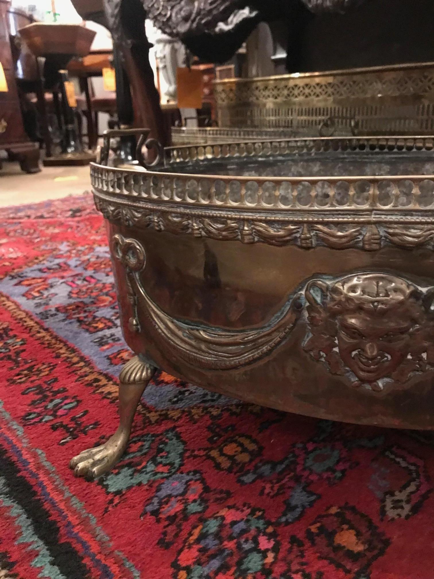 Early 19th Century Pair of Decorative Brass Oval Planters In Good Condition In Dublin 8, IE