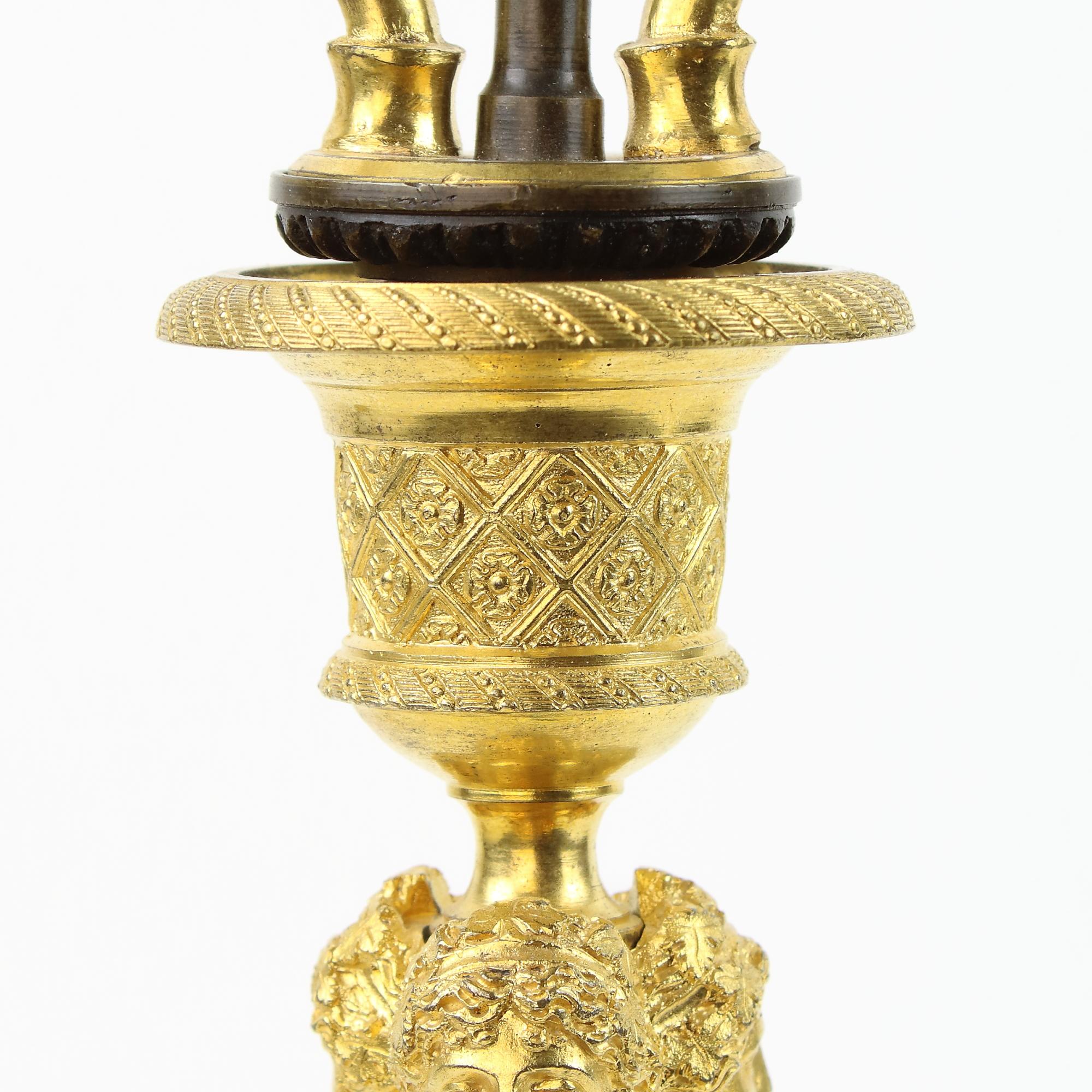 Paire de candélabres Empire à cariatides féminines en bronze du début du 19e siècle en vente 4