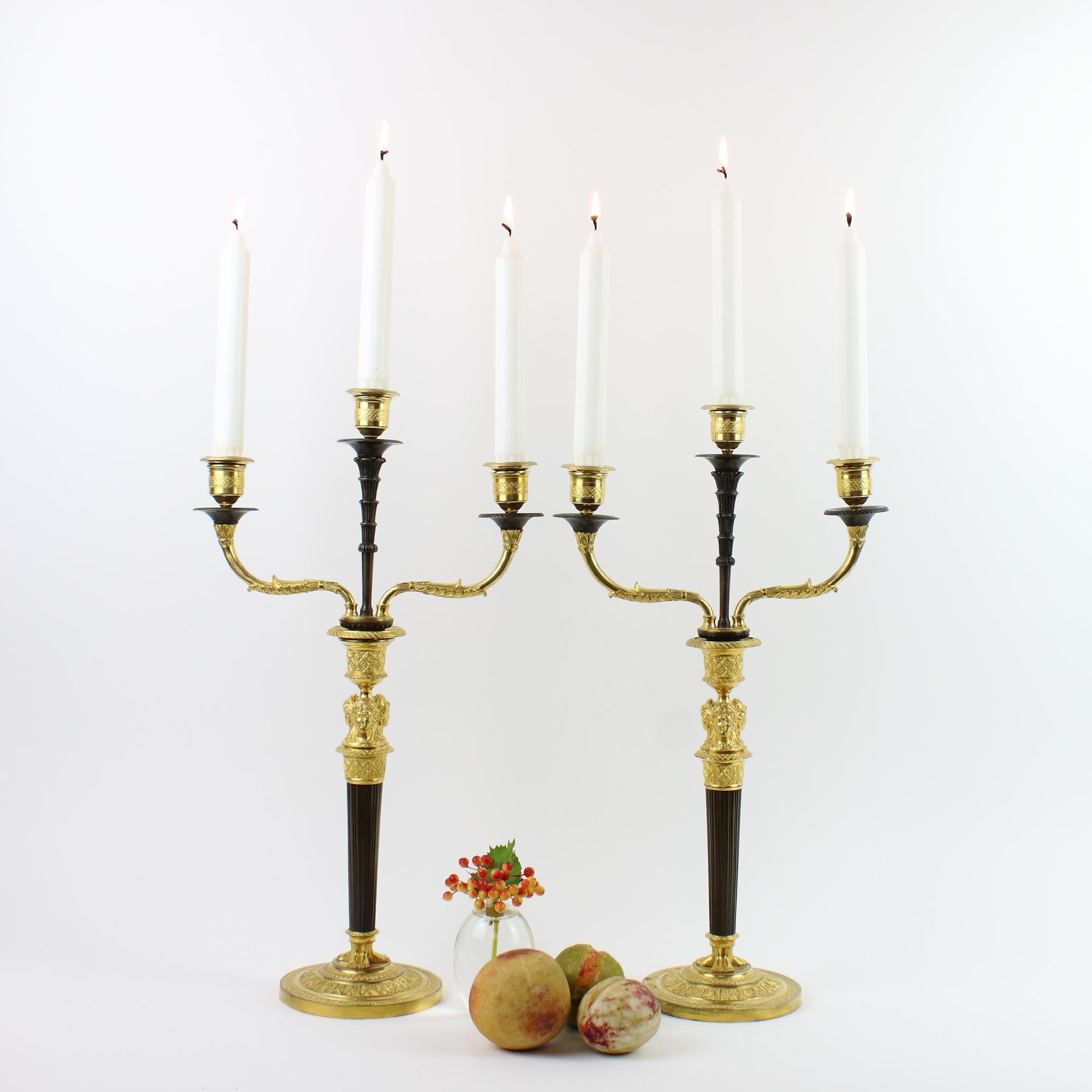 Francese Coppia di candelabri Cariatidi femminili in bronzo impero dei primi del XIX secolo in vendita