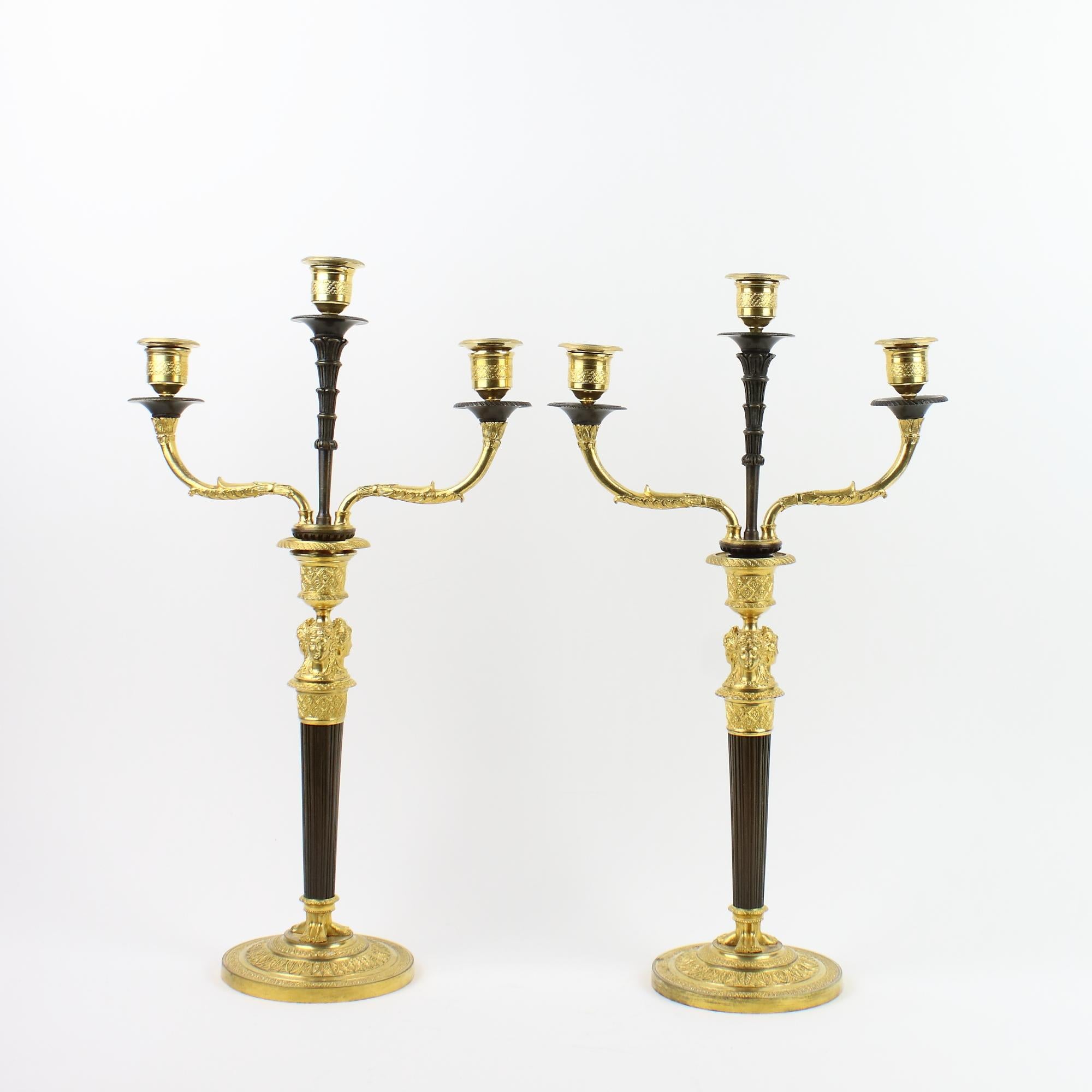 Paire de candélabres Empire à cariatides féminines en bronze du début du 19e siècle Bon état - En vente à Berlin, DE