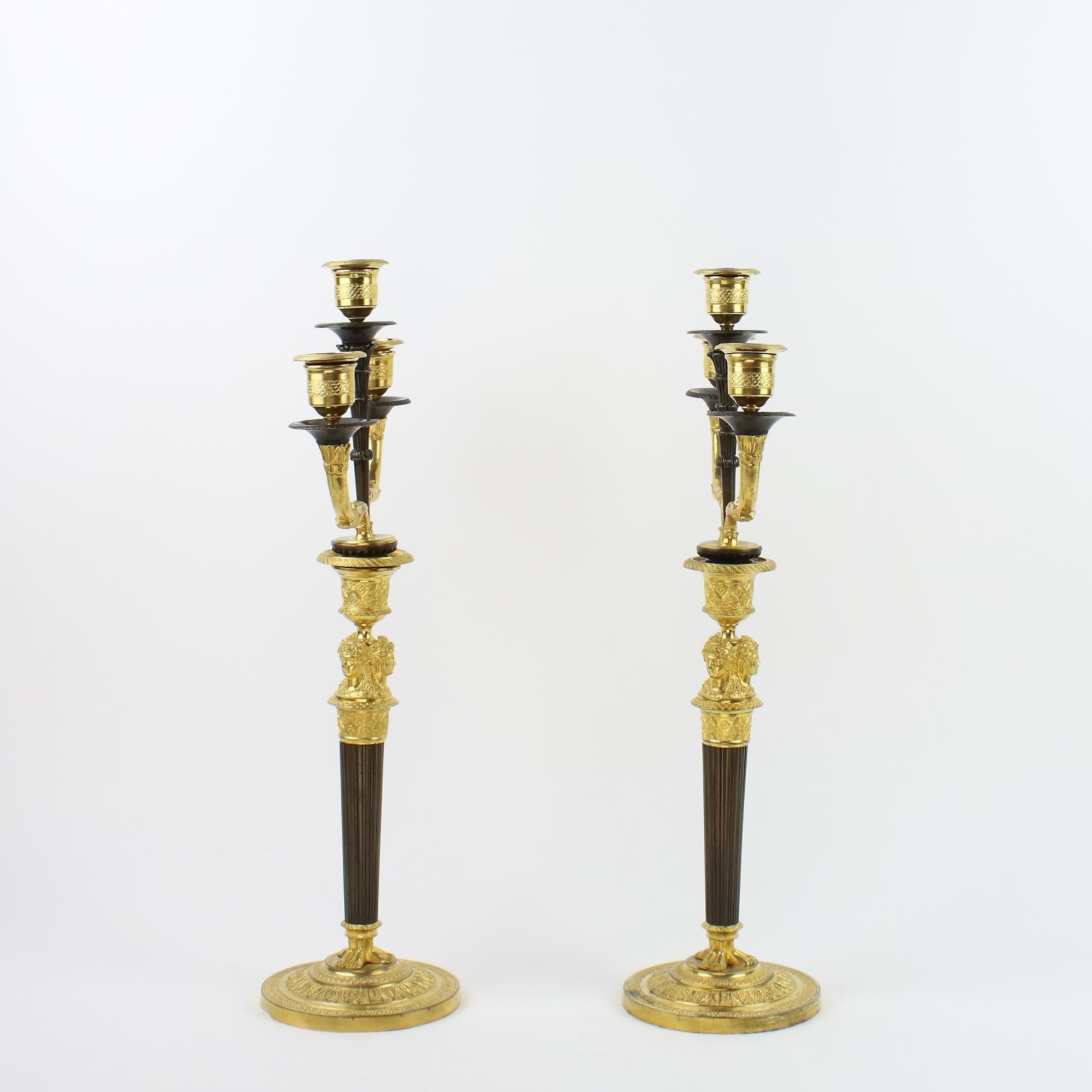 XIXe siècle Paire de candélabres Empire à cariatides féminines en bronze du début du 19e siècle en vente