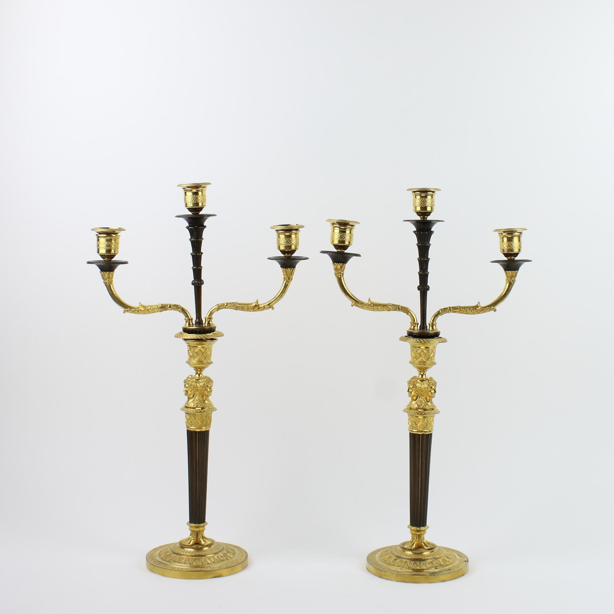 Bronze Paire de candélabres Empire à cariatides féminines en bronze du début du 19e siècle en vente