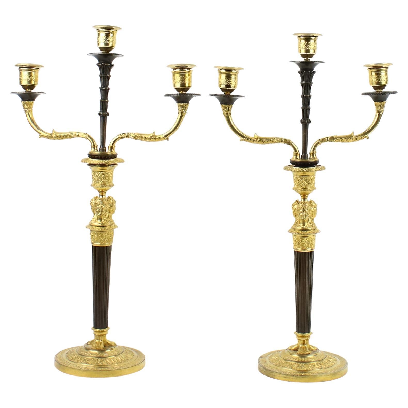 Paire de candélabres Empire à cariatides féminines en bronze du début du 19e siècle en vente