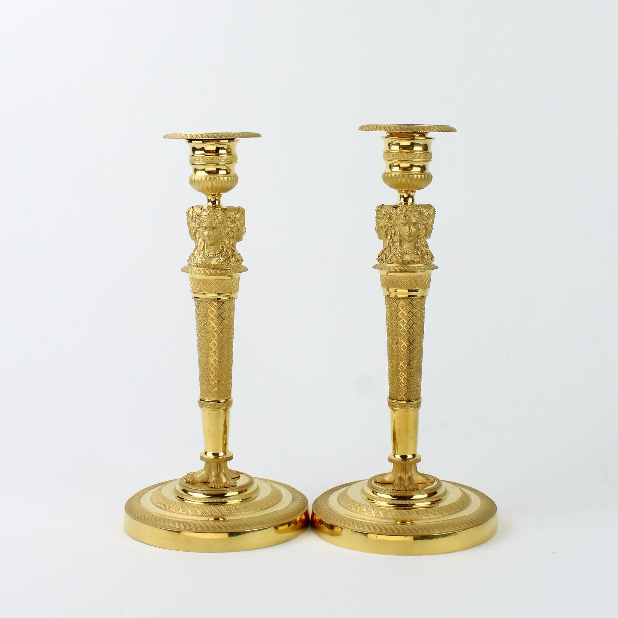 Paar Empire-Kerzenständer aus vergoldeter Bronze mit weiblichen Caryatids aus dem frühen 19. Jahrhundert (Französisch) im Angebot