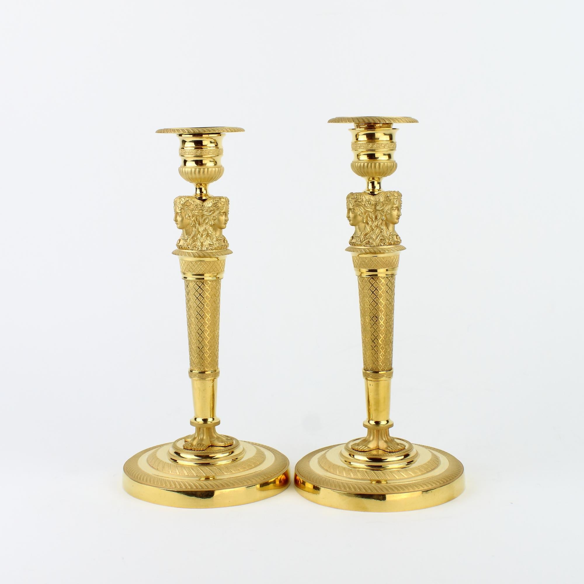 Paar Empire-Kerzenständer aus vergoldeter Bronze mit weiblichen Caryatids aus dem frühen 19. Jahrhundert (Vergoldet) im Angebot
