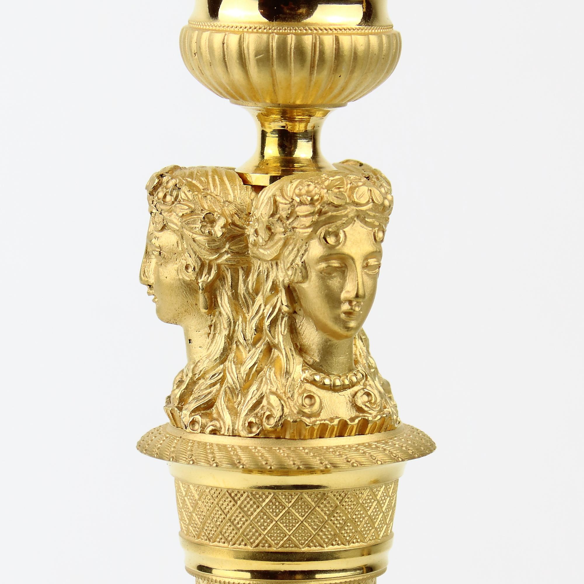 Paar Empire-Kerzenständer aus vergoldeter Bronze mit weiblichen Caryatids aus dem frühen 19. Jahrhundert im Angebot 1