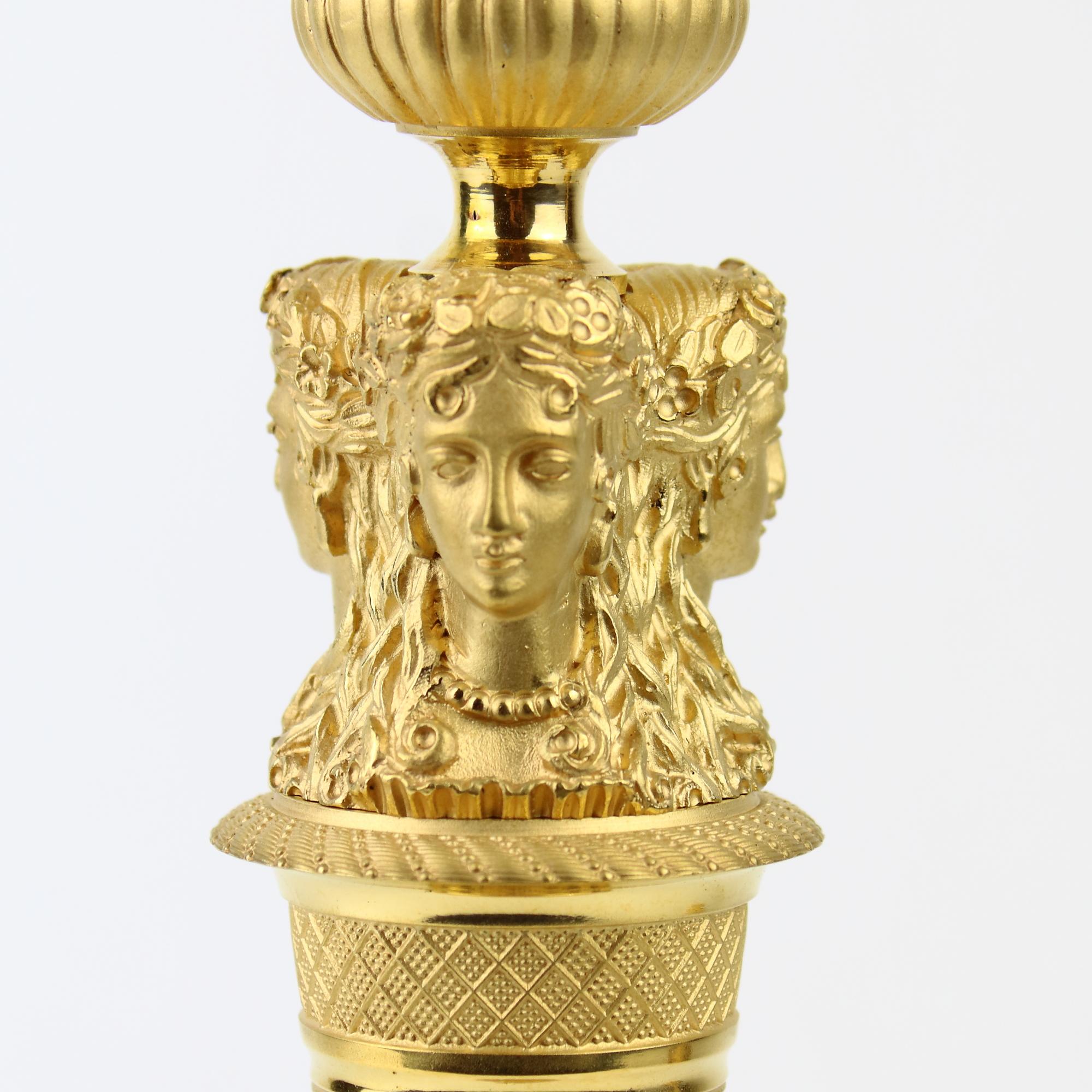 Paar Empire-Kerzenständer aus vergoldeter Bronze mit weiblichen Caryatids aus dem frühen 19. Jahrhundert im Angebot 2