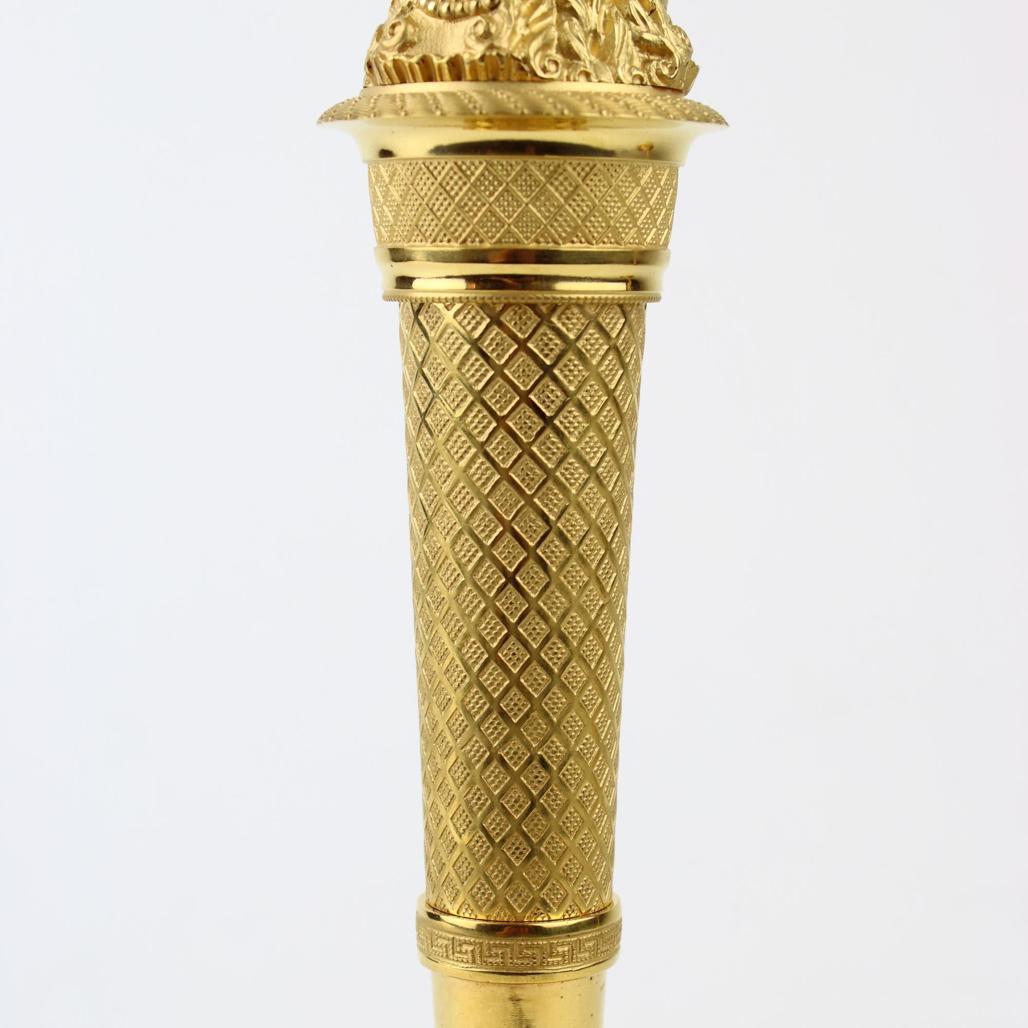 Coppia di candelabri femminili in bronzo dorato Impero dei primi del XIX secolo in vendita 2
