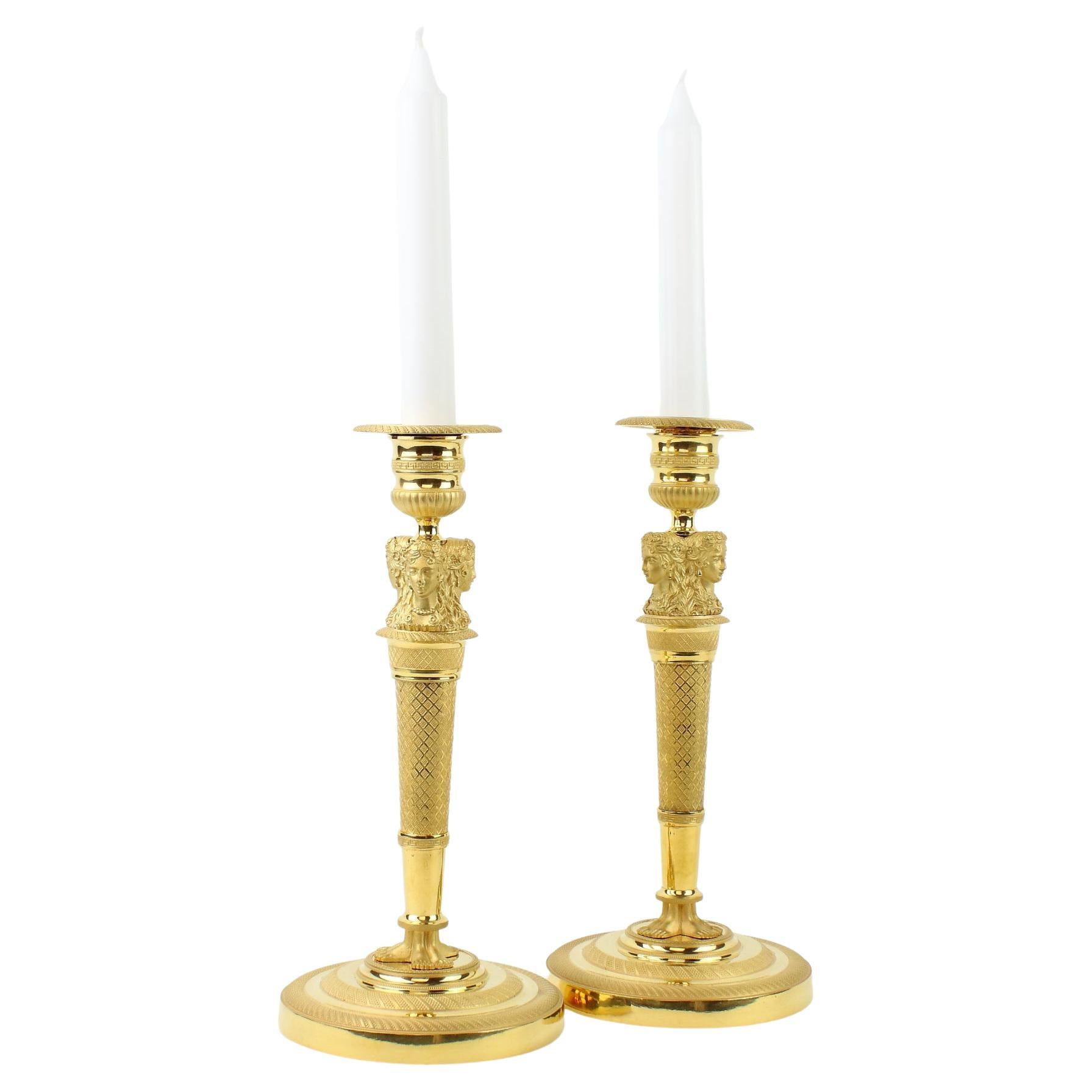 Paar Empire-Kerzenständer aus vergoldeter Bronze mit weiblichen Caryatids aus dem frühen 19. Jahrhundert im Angebot