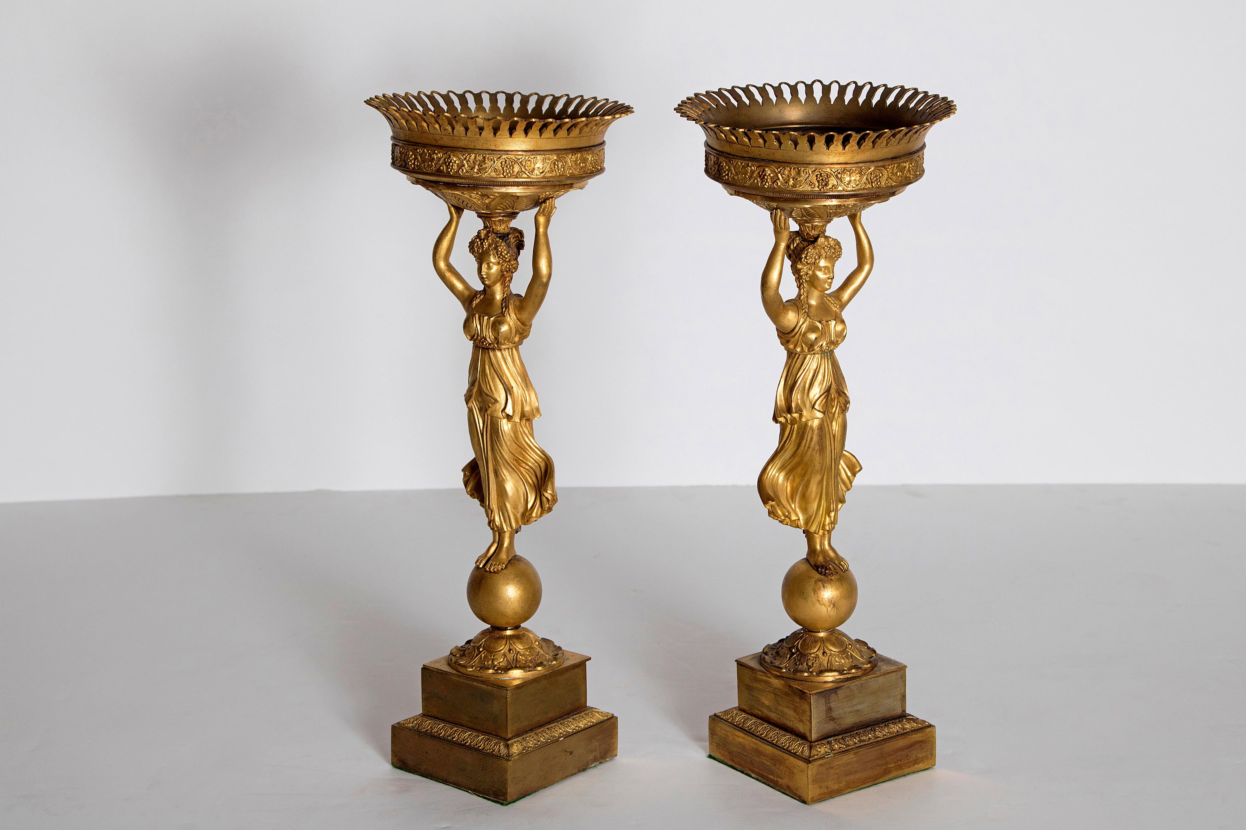 Early 19th Century Pair of French Empire Gilt Bronze Centerpiece Tazzzas In Good Condition In Dallas, TX