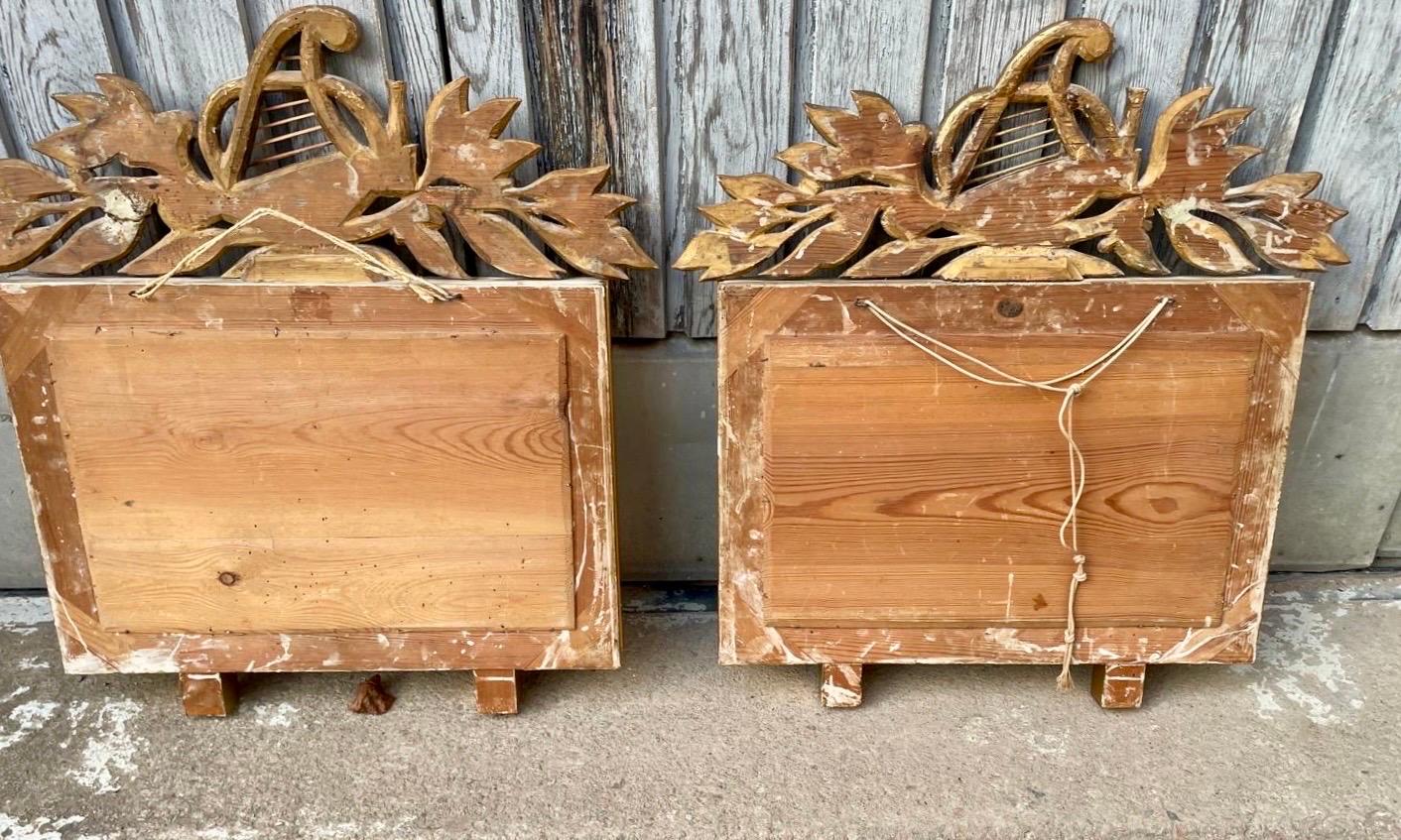 Pareja de espejos de pared dorados de principios del siglo XIX Portavelas en venta 3