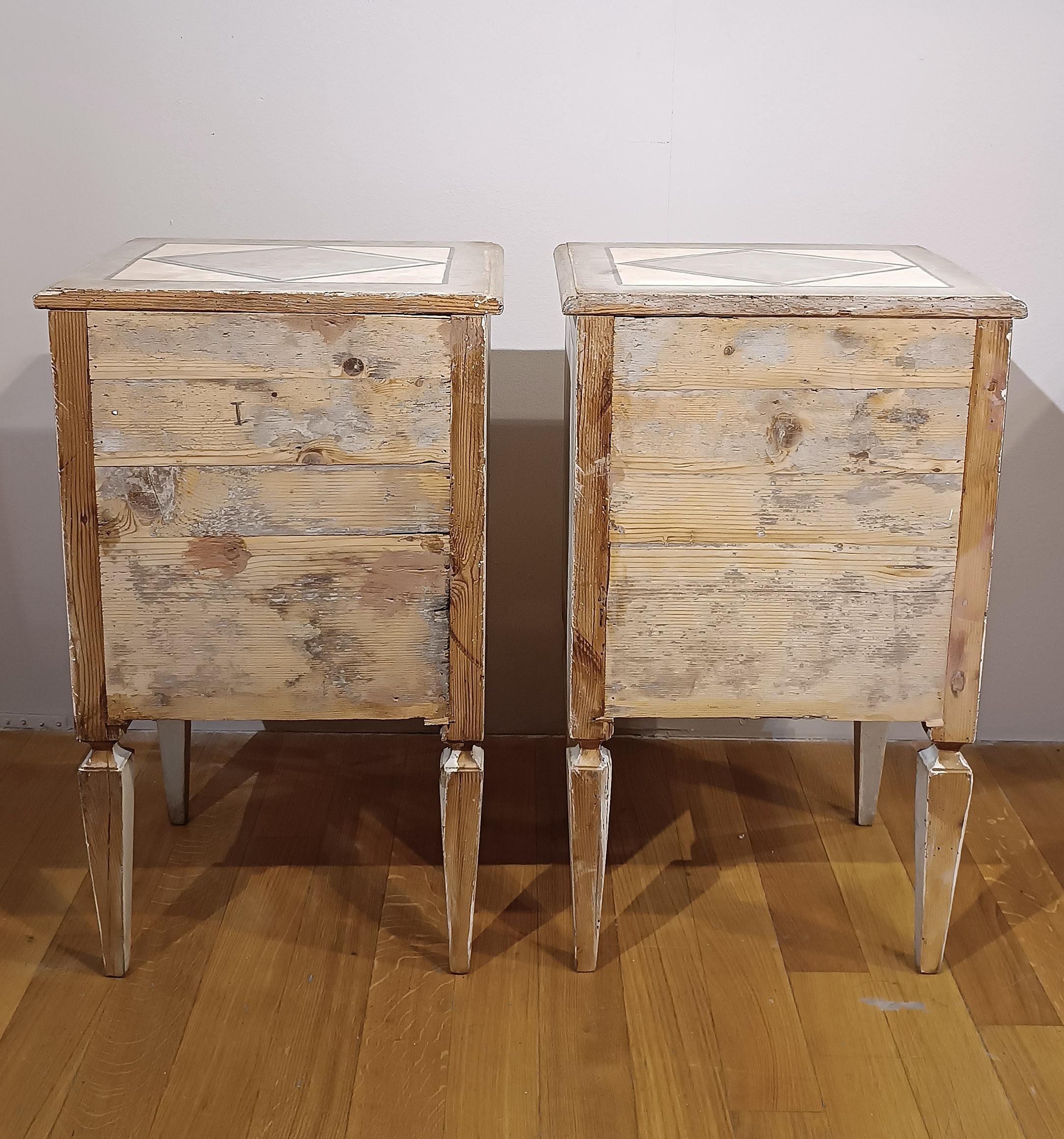 Par de mesitas de noche pintadas neoclásicas de principios del siglo xix Italian en venta