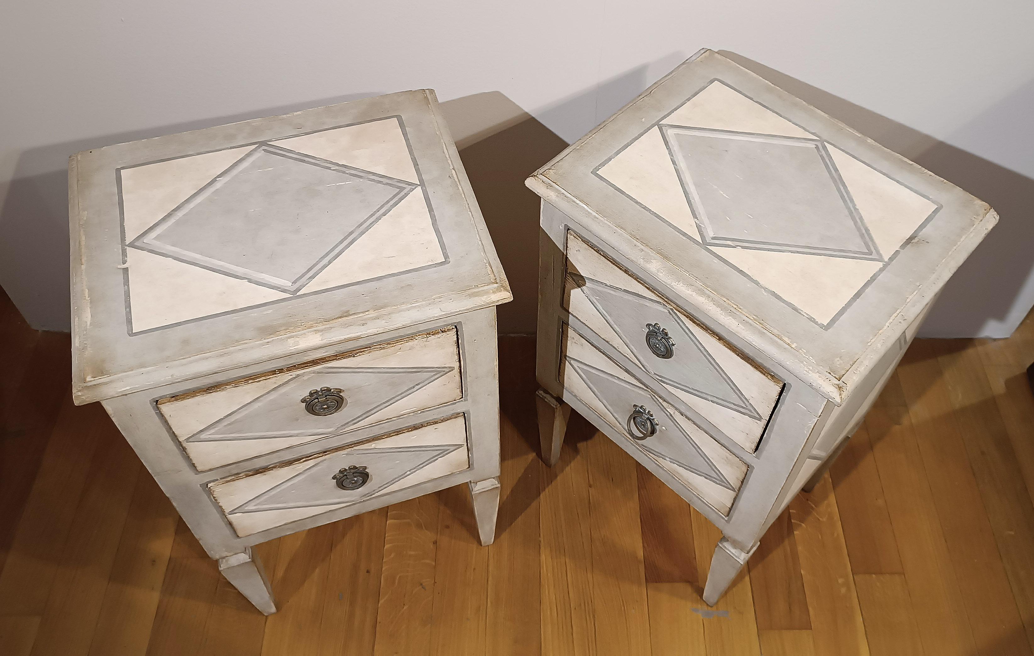 Par de mesitas de noche pintadas neoclásicas de principios del siglo xix en Bueno estado para la venta en Firenze, FI