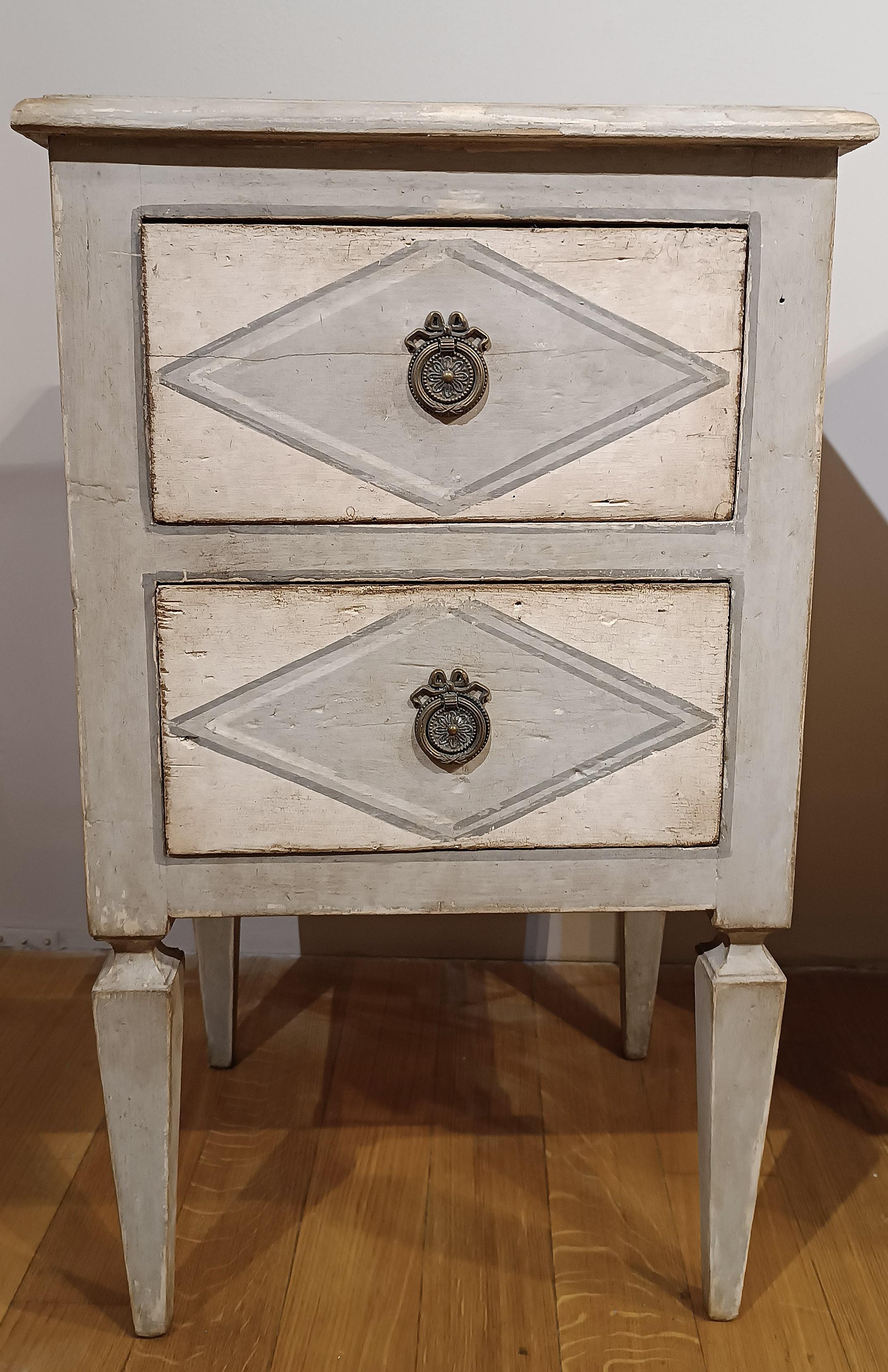 Par de mesitas de noche pintadas neoclásicas de principios del siglo xix 19th Century en venta