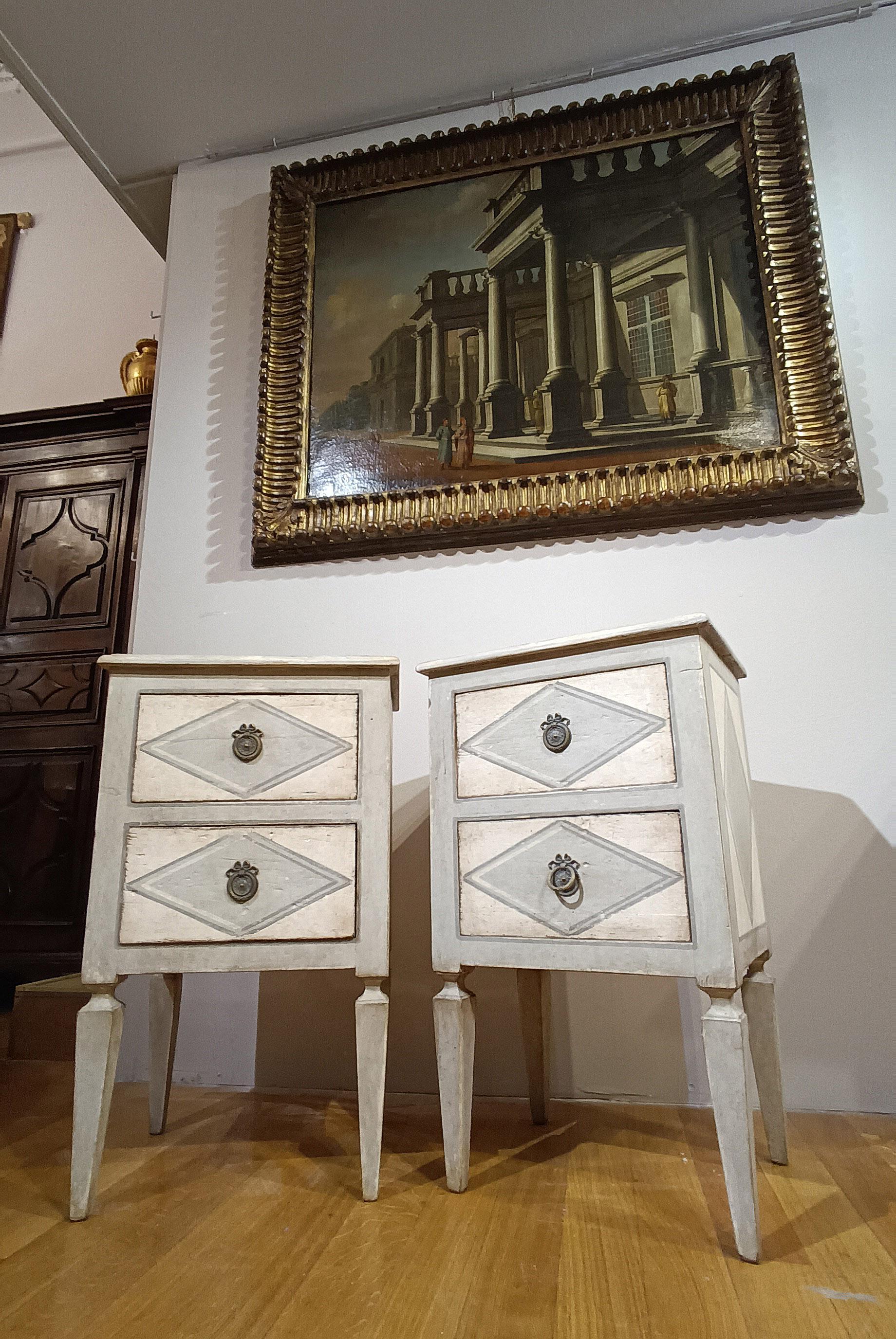 Par de mesitas de noche pintadas neoclásicas de principios del siglo xix en venta 1