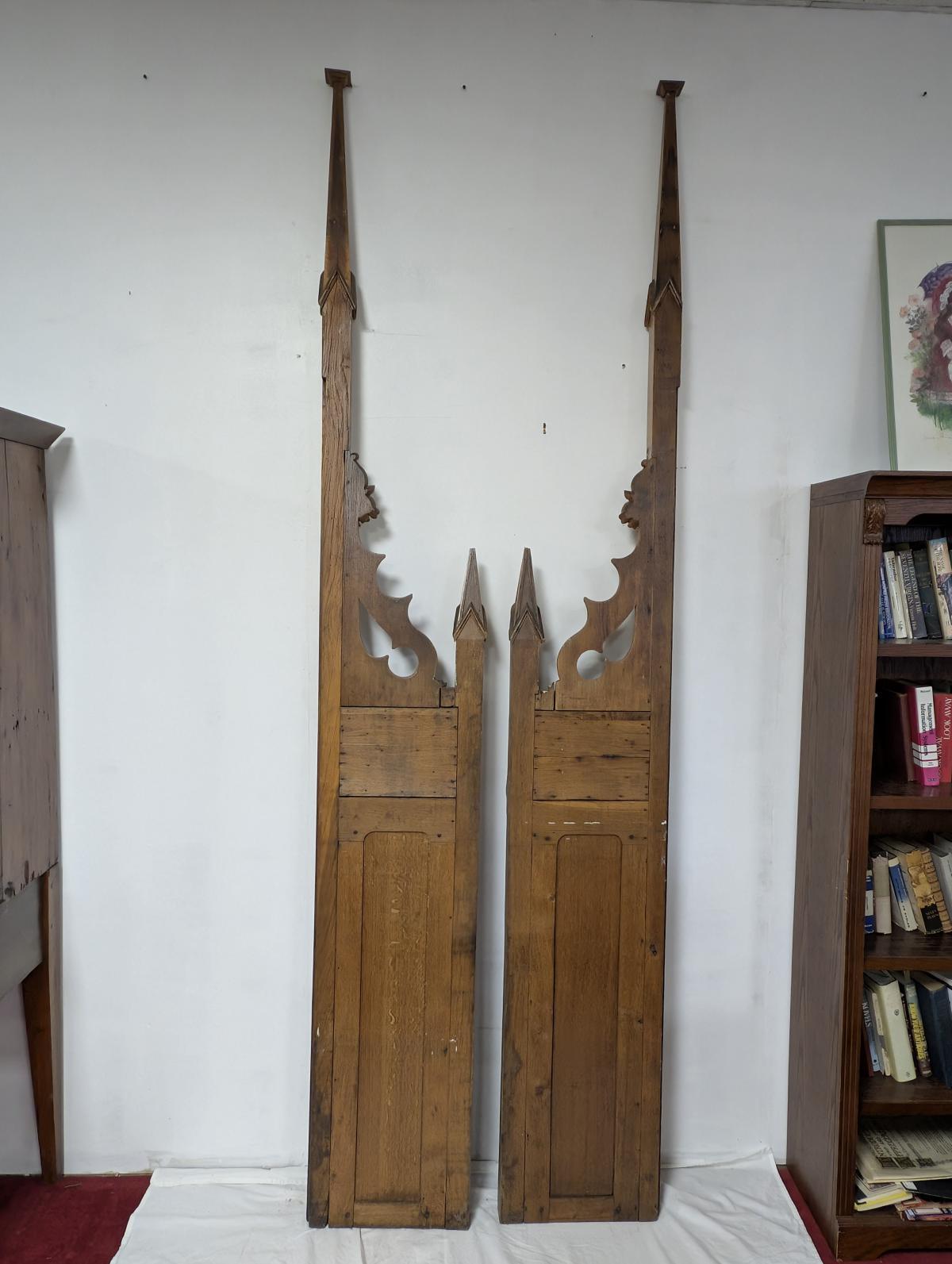 Anfang des 19. Jahrhunderts Zwei architektonische Pieces aus Eiche im gotischen Revival-Stil im Angebot 4