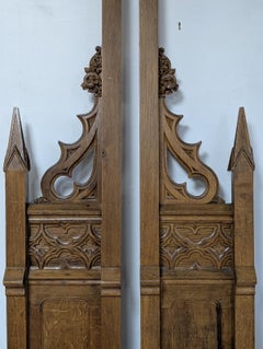 Pareja de piezas arquitectónicas de principios del siglo XIX de estilo gótico de roble