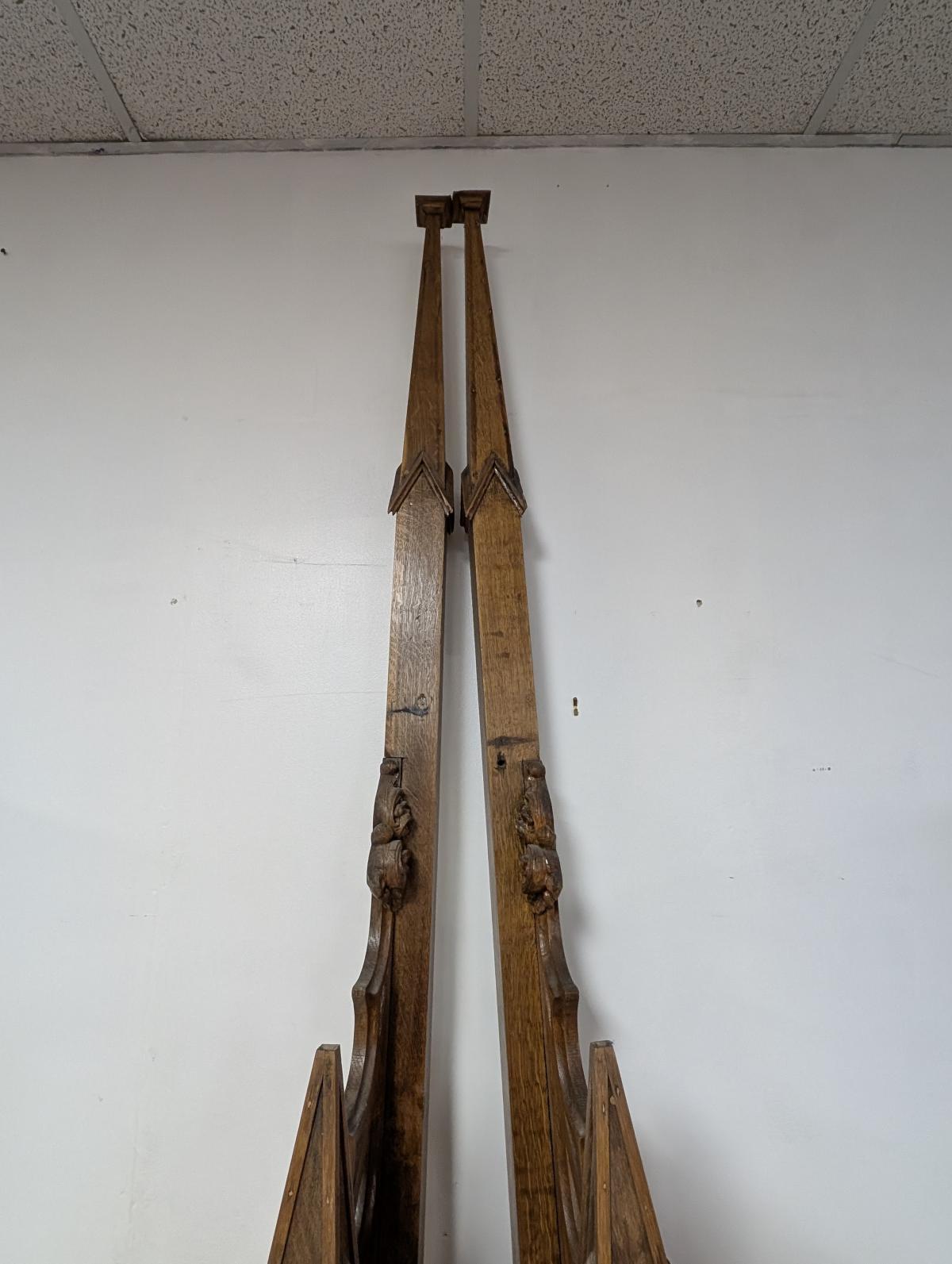 Anfang des 19. Jahrhunderts Zwei architektonische Pieces aus Eiche im gotischen Revival-Stil im Angebot 1