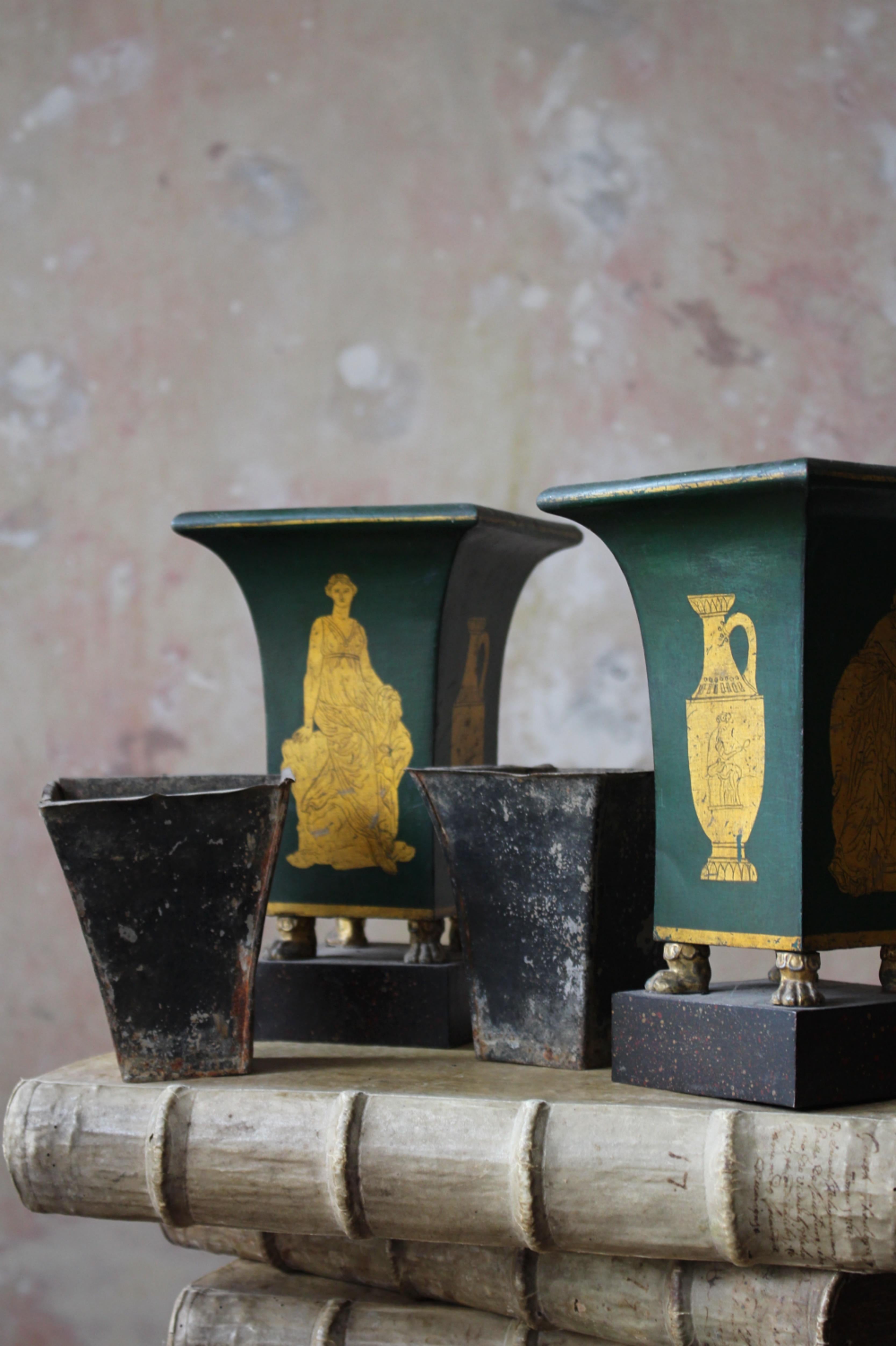 Coppia di vasi Regency Toleware verdi e dorati dei primi del XIX secolo in vendita 7