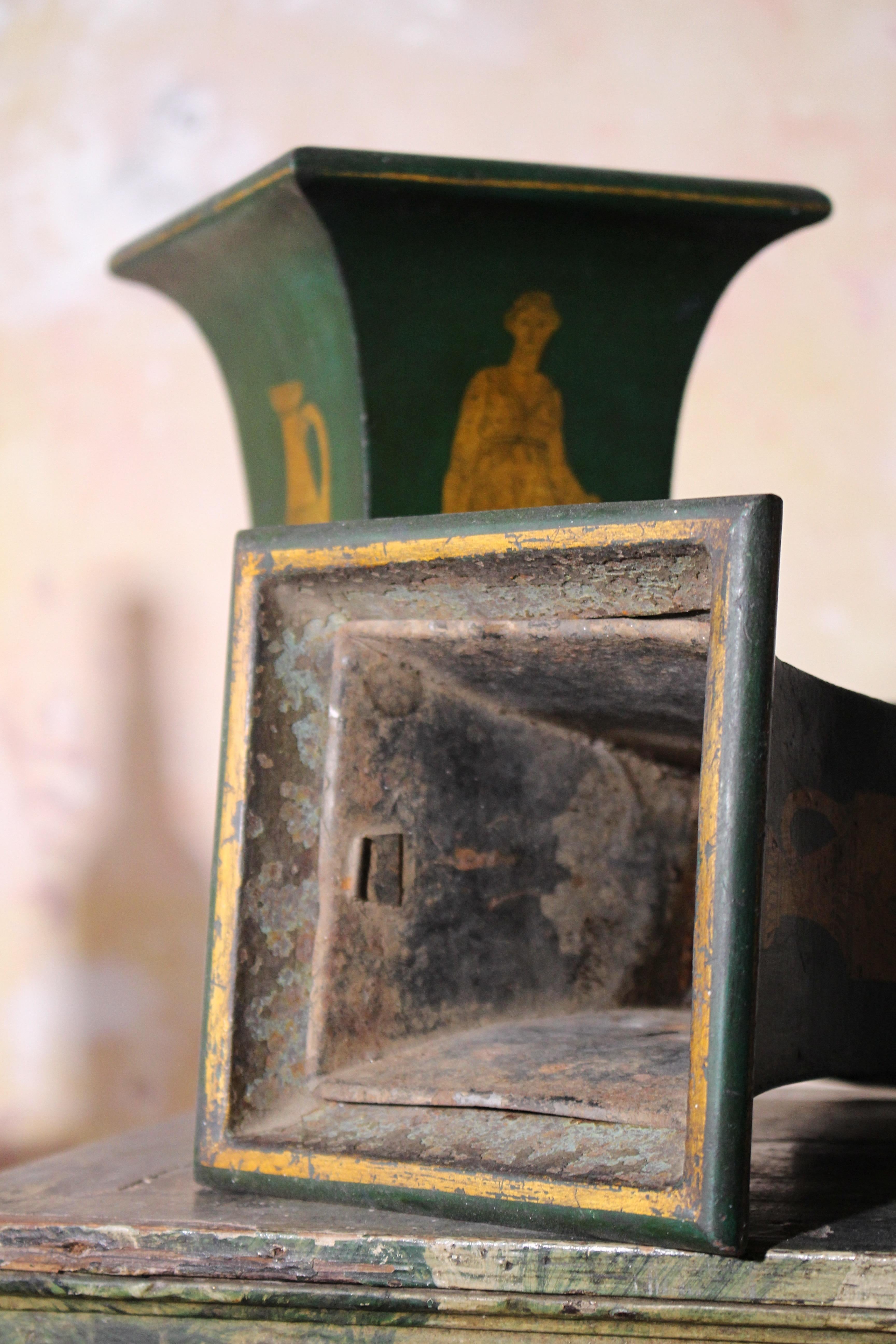 Coppia di vasi Regency Toleware verdi e dorati dei primi del XIX secolo in vendita 3