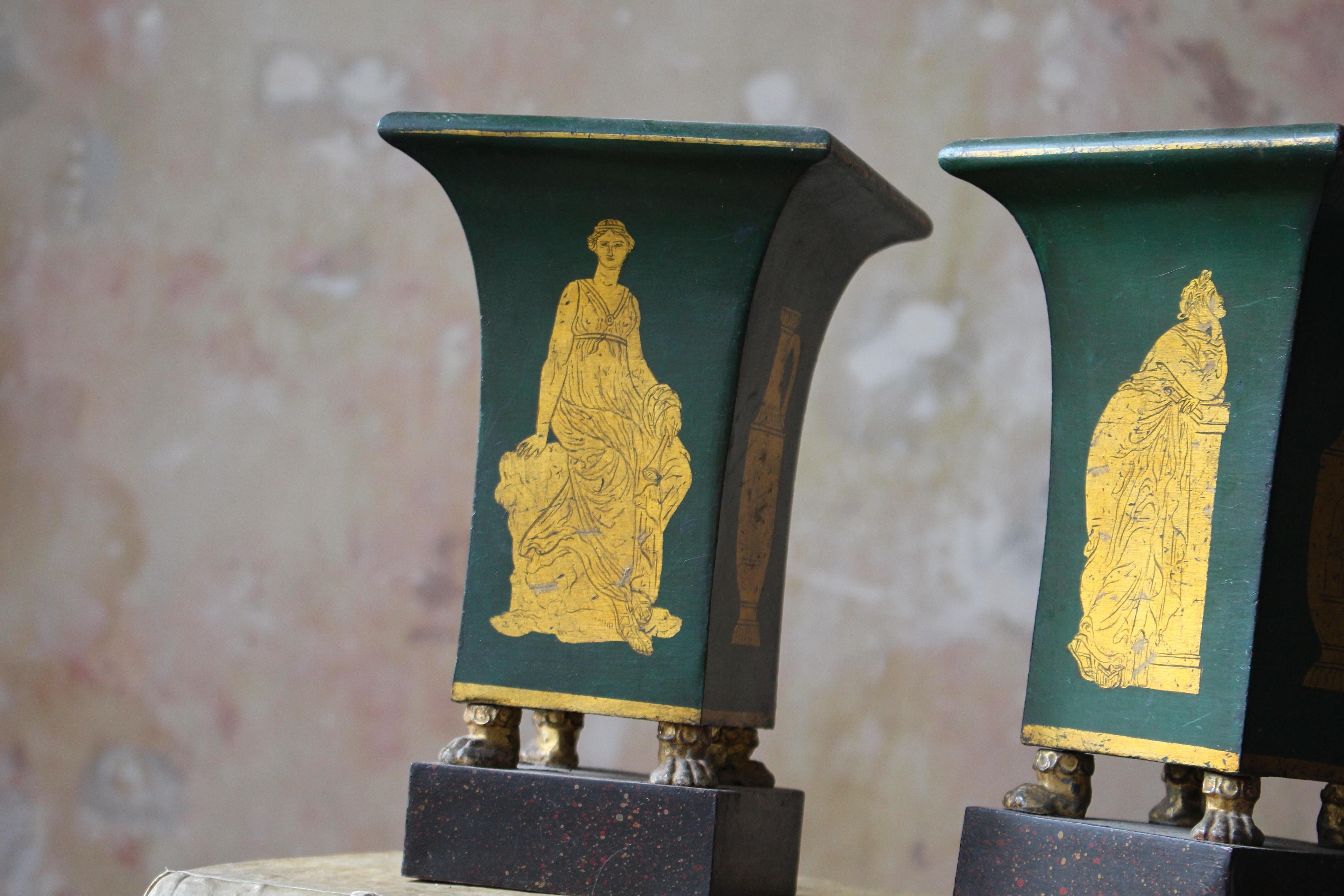 Coppia di vasi Regency Toleware verdi e dorati dei primi del XIX secolo in vendita 4