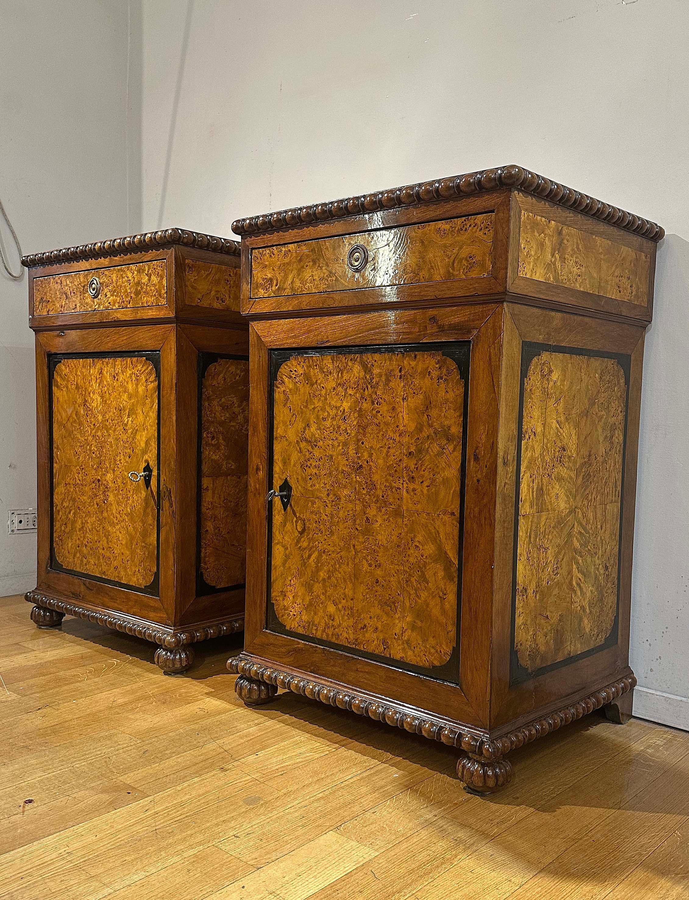 Ein prächtiges Paar kleiner Anrichten aus massivem Ahorn, mit Thuja-Maserfurnier überzogen und mit Details aus Nussbaumholz versehen, die ihre Eleganz unterstreichen. Der zweifarbige Effekt des hellen Holzes im Kontrast zu den dunkleren Oberflächen
