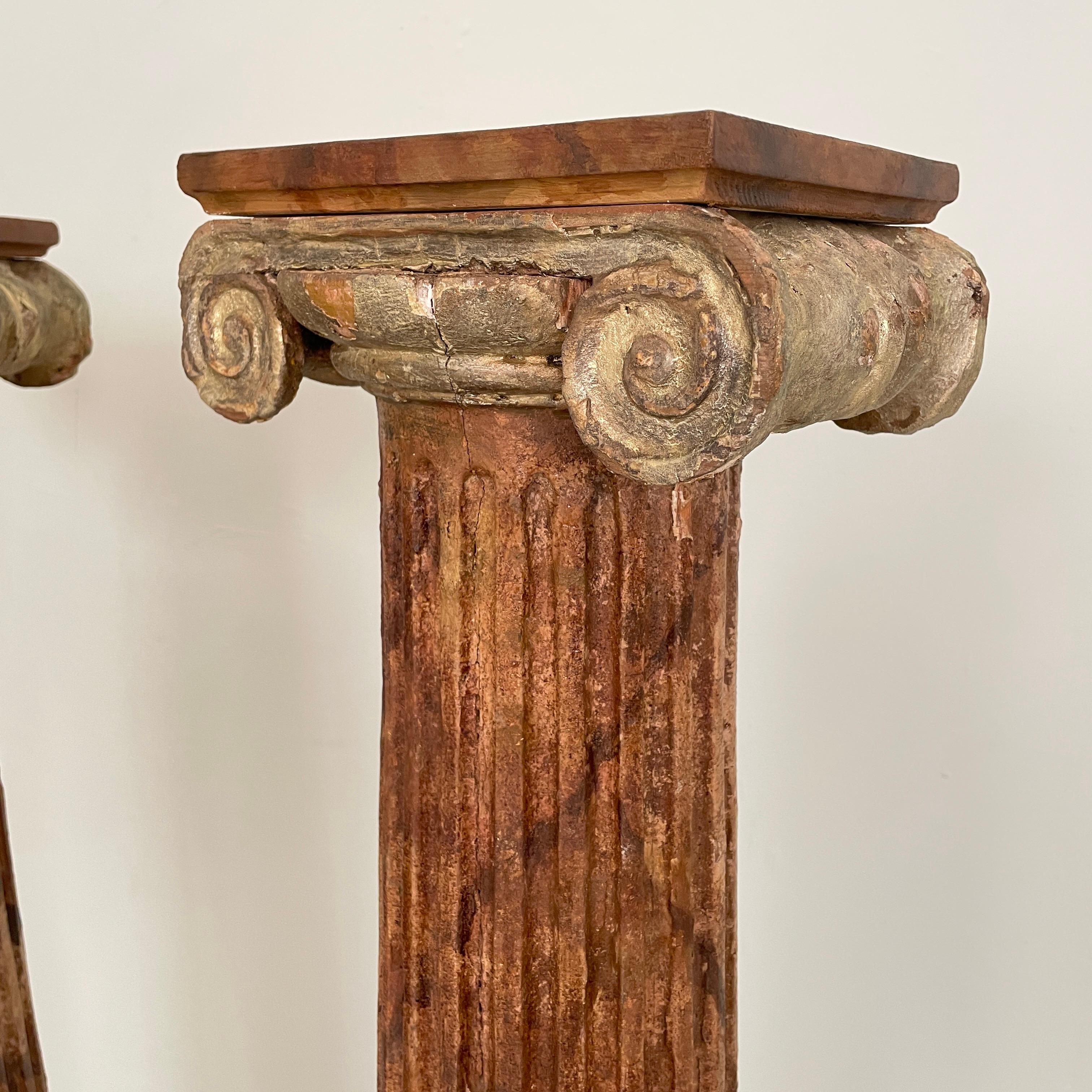 Early 19th Century Pair of Wood Columns Lacquered in Faux Marble, Around 1800 For Sale 1