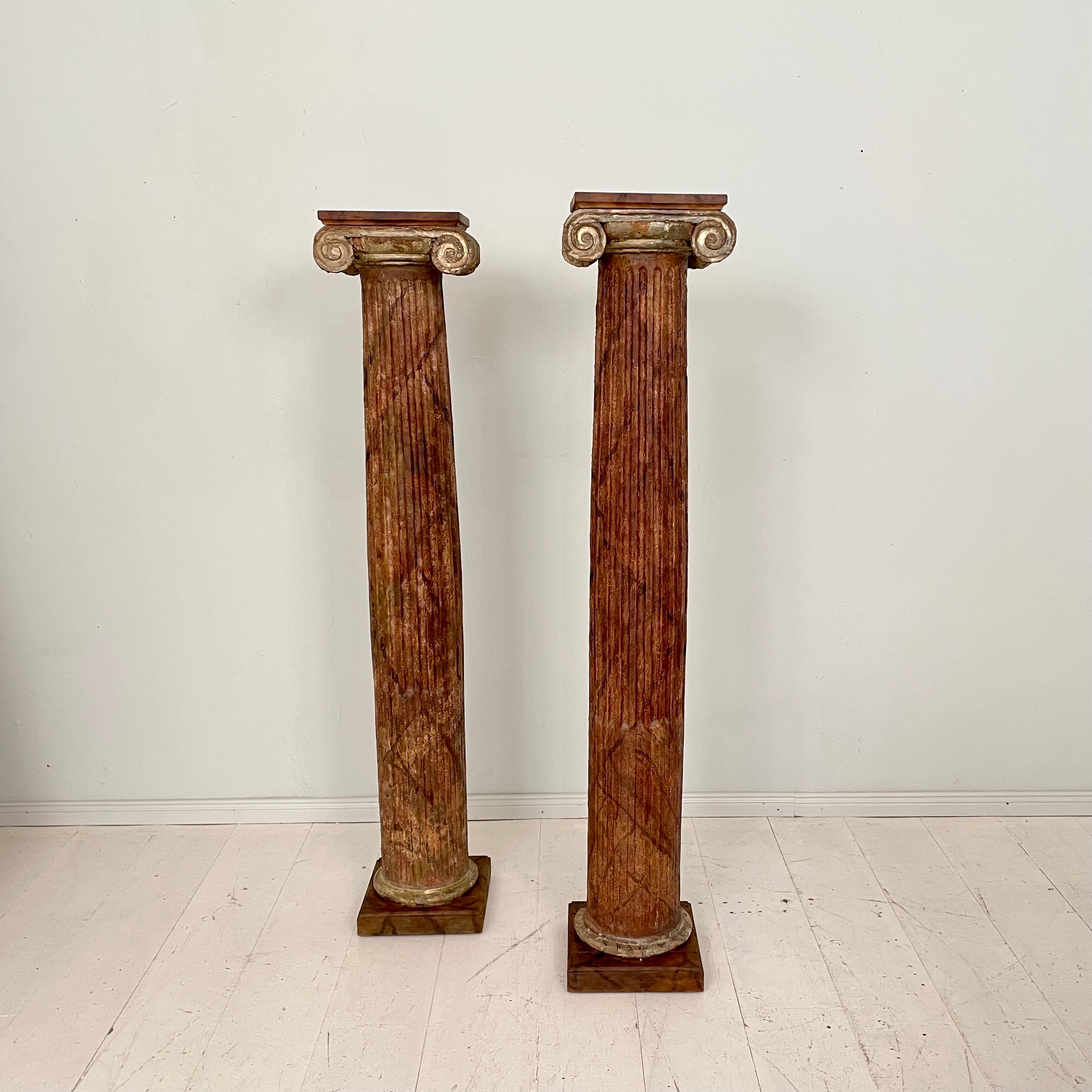 Hand-Painted Early 19th Century Pair of Wood Columns Lacquered in Faux Marble, Around 1800 For Sale