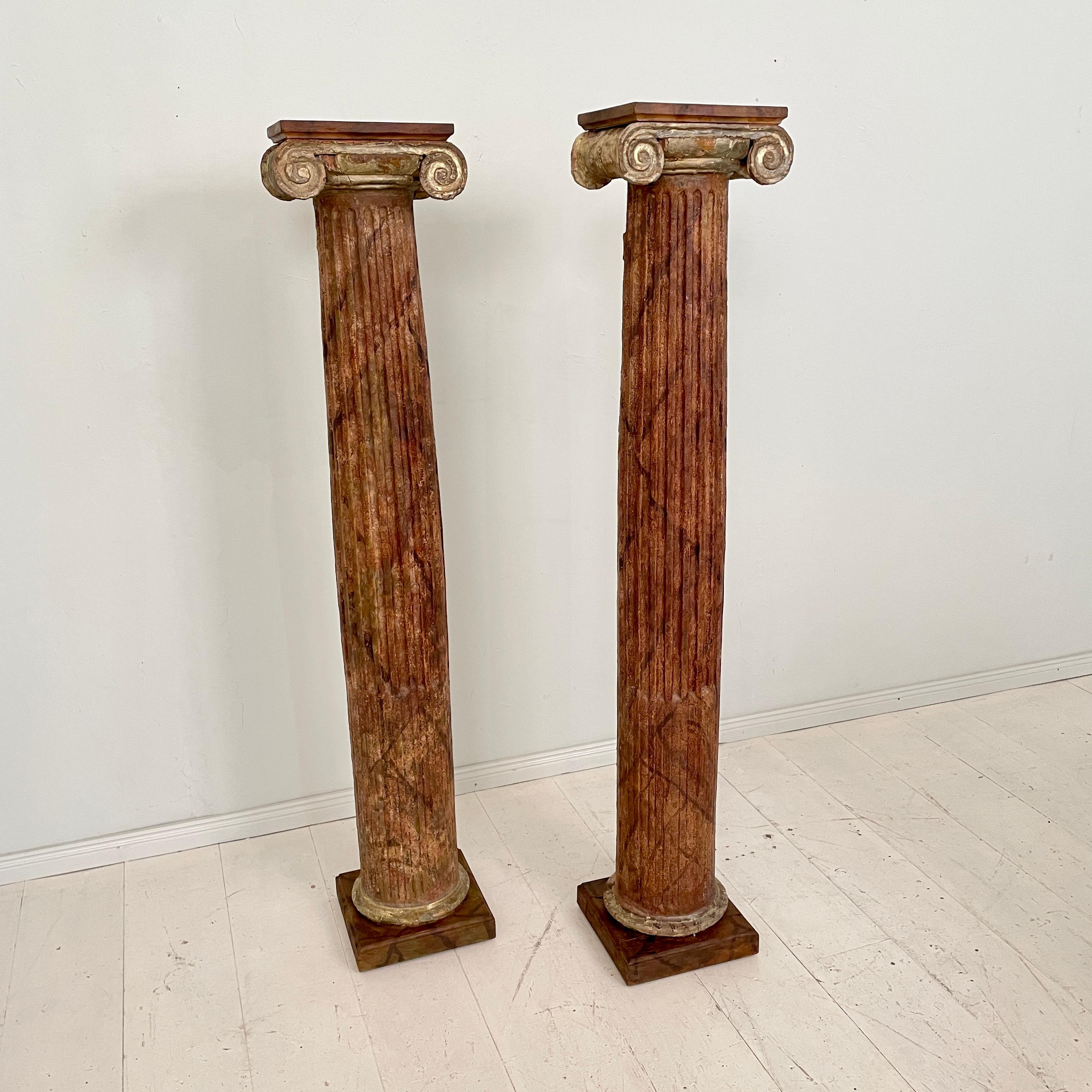 Early 19th Century Pair of Wood Columns Lacquered in Faux Marble, Around 1800 In Good Condition For Sale In Berlin, DE
