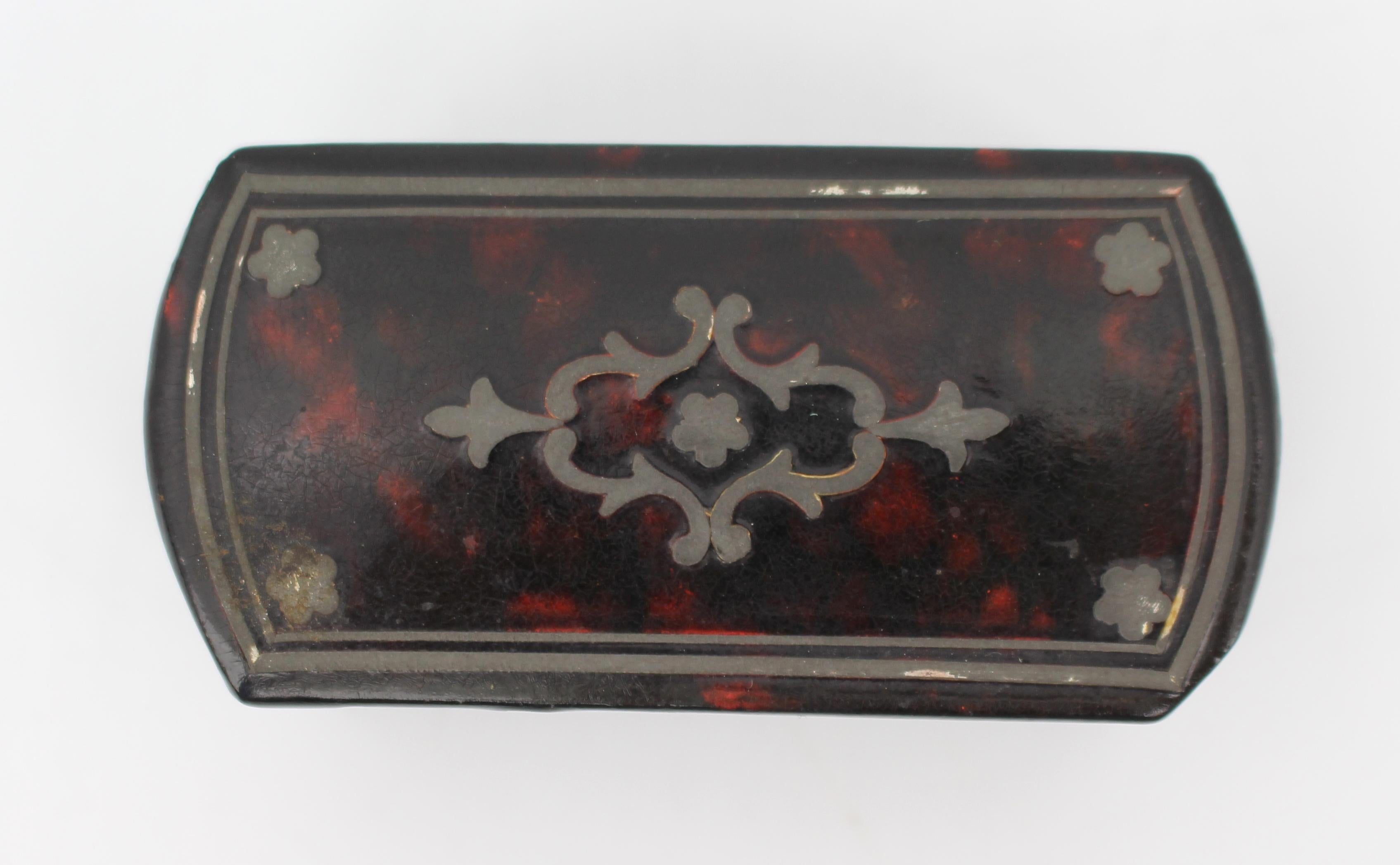 Britannique Tabatière en papier mâché du début du XIXe siècle avec incrustation d'argent, c.1820 en vente