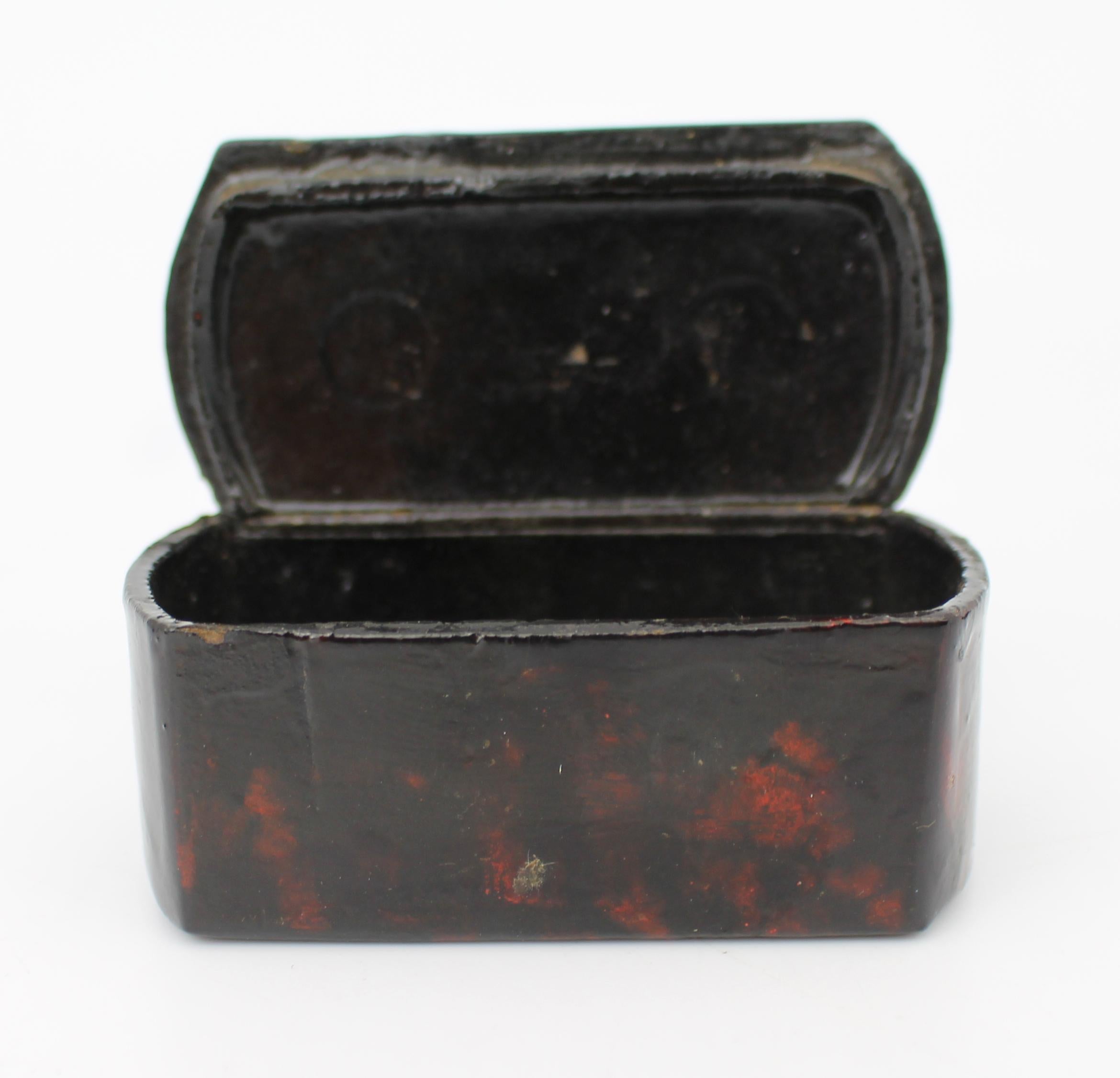 Tabatière en papier mâché du début du XIXe siècle avec incrustation d'argent, c.1820 Bon état - En vente à Worcester, GB