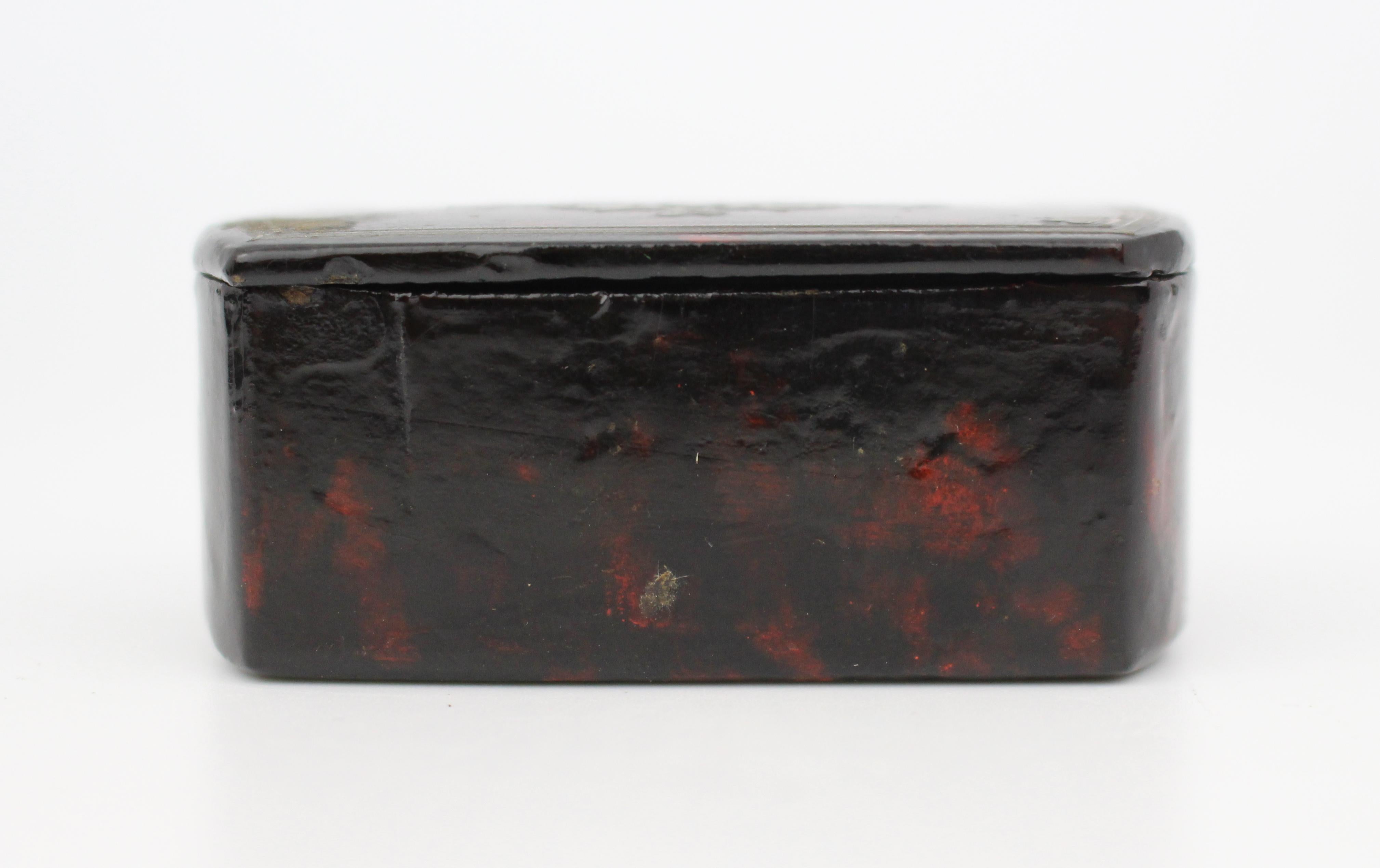 Argent Tabatière en papier mâché du début du XIXe siècle avec incrustation d'argent, c.1820 en vente