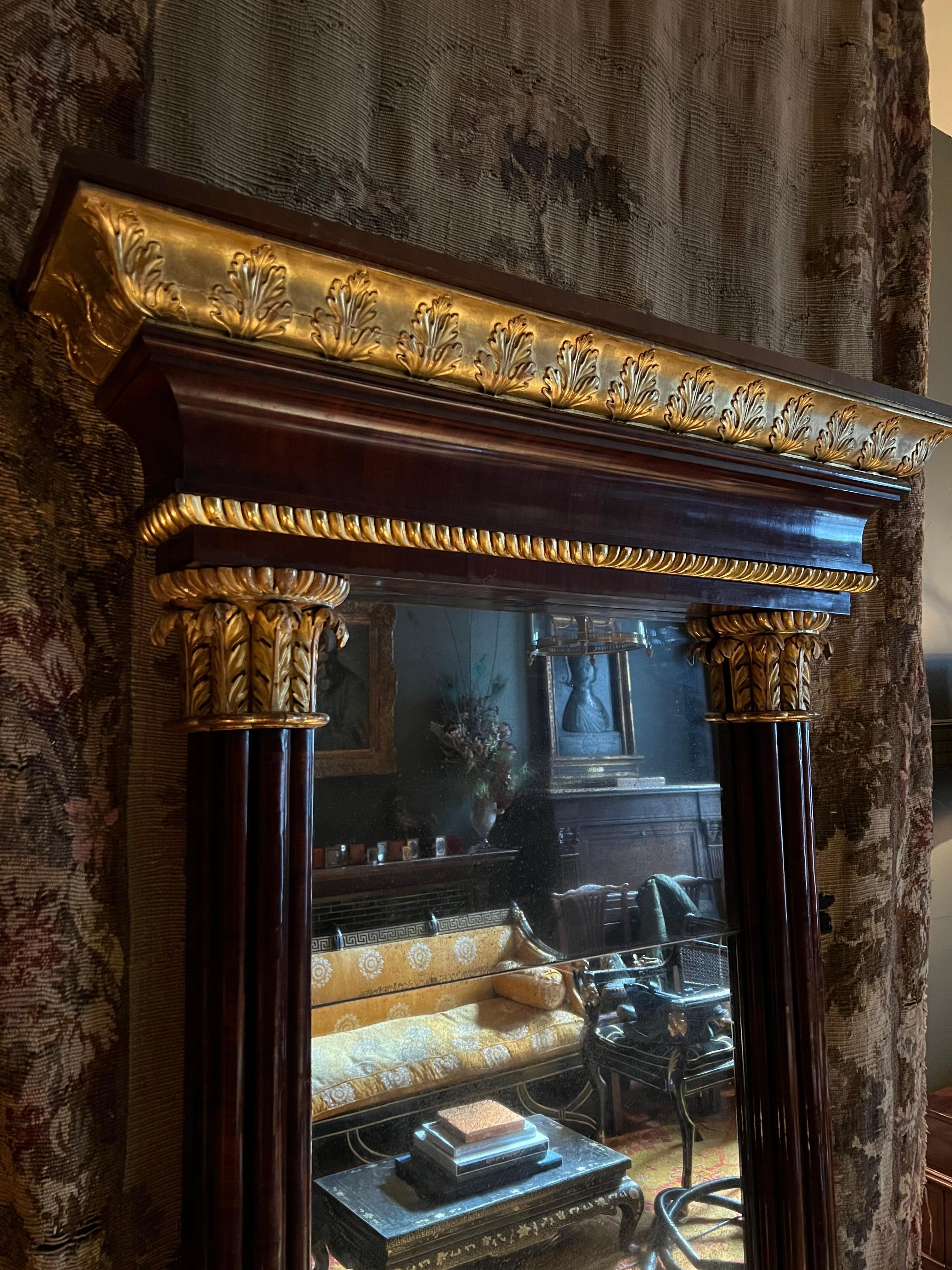 Charles X Miroir de pilier classique du début du XIXe siècle en acajou doré à la feuille en vente