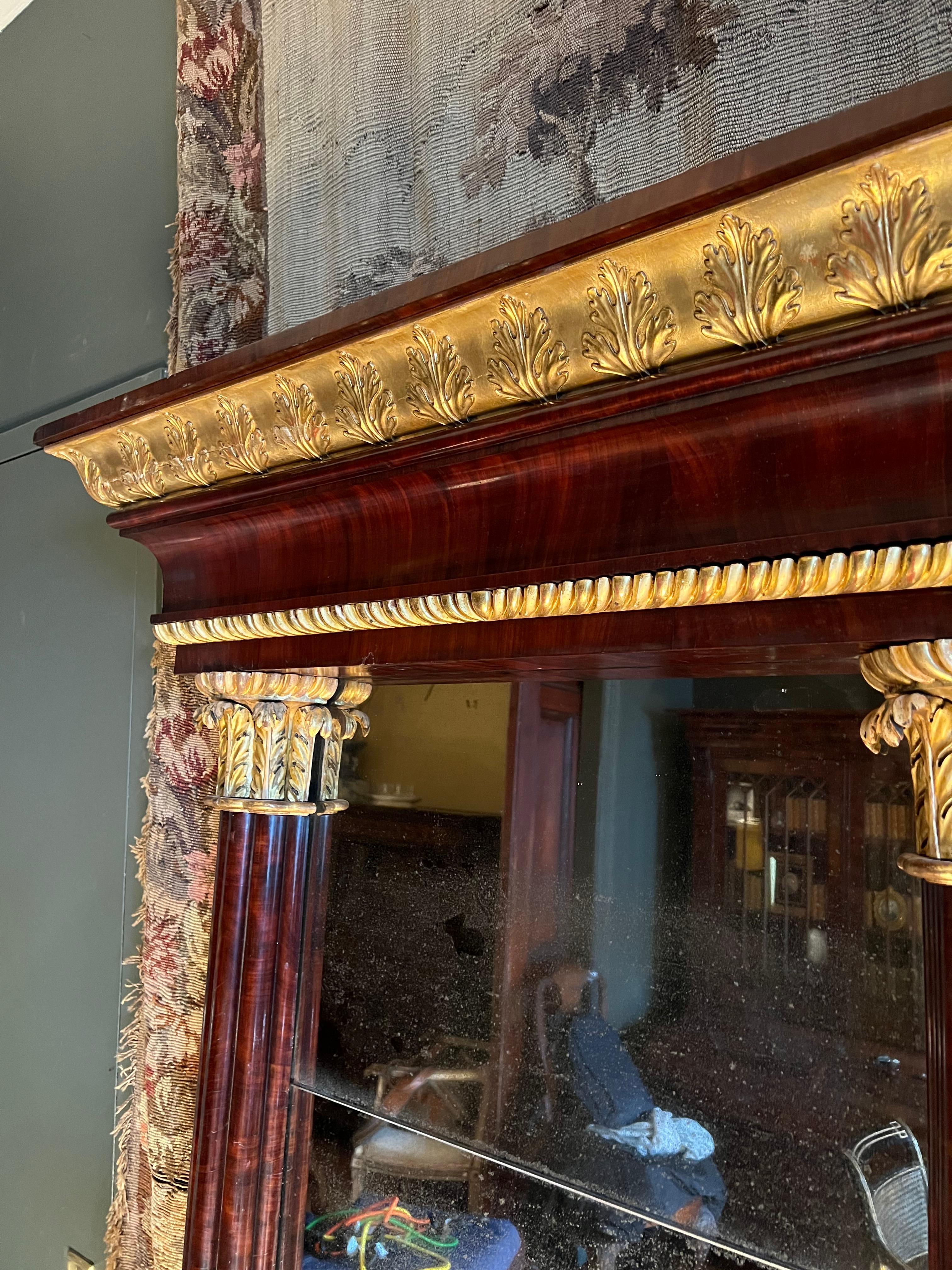Début du XIXe siècle Miroir de pilier classique du début du XIXe siècle en acajou doré à la feuille en vente