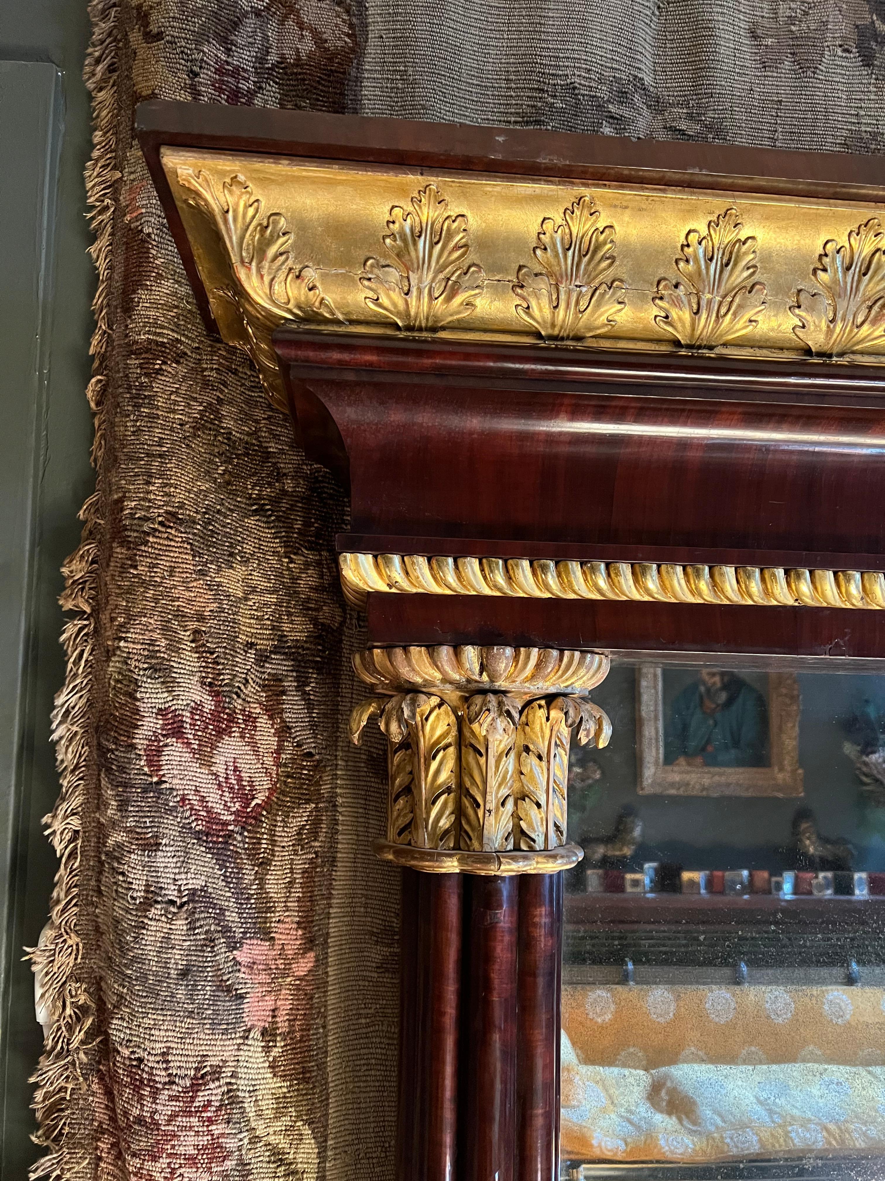 Verre mercuré Miroir de pilier classique du début du XIXe siècle en acajou doré à la feuille en vente
