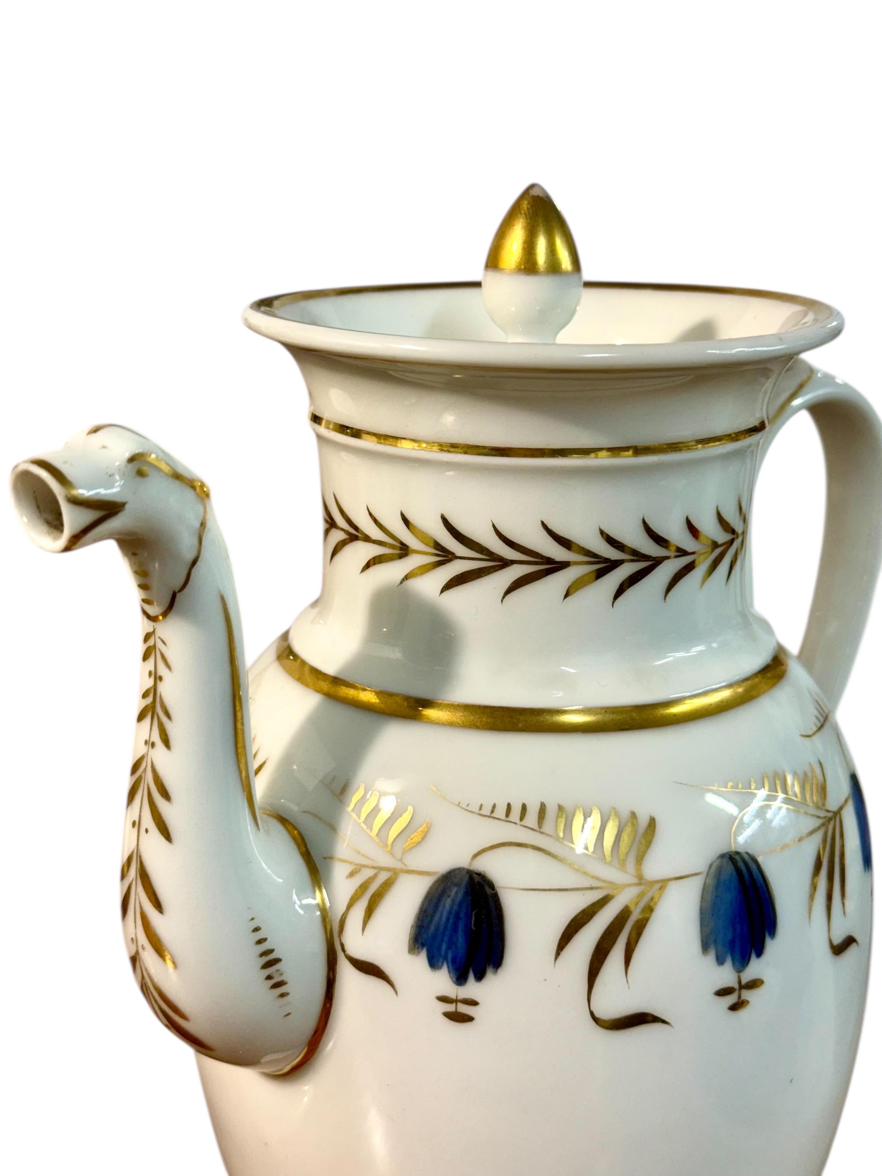 Cafetière en porcelaine de Paris du début du 19e siècle avec dorures et fleurs bleues en vente 3