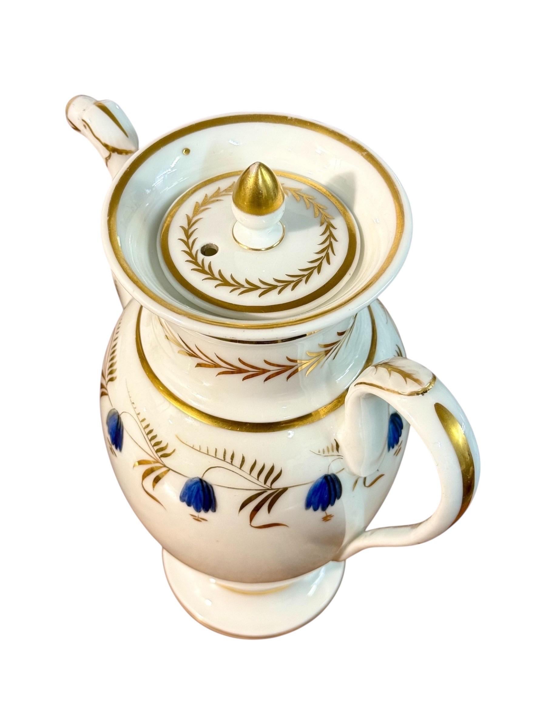 Cafetière en porcelaine de Paris du début du 19e siècle avec dorures et fleurs bleues en vente 4