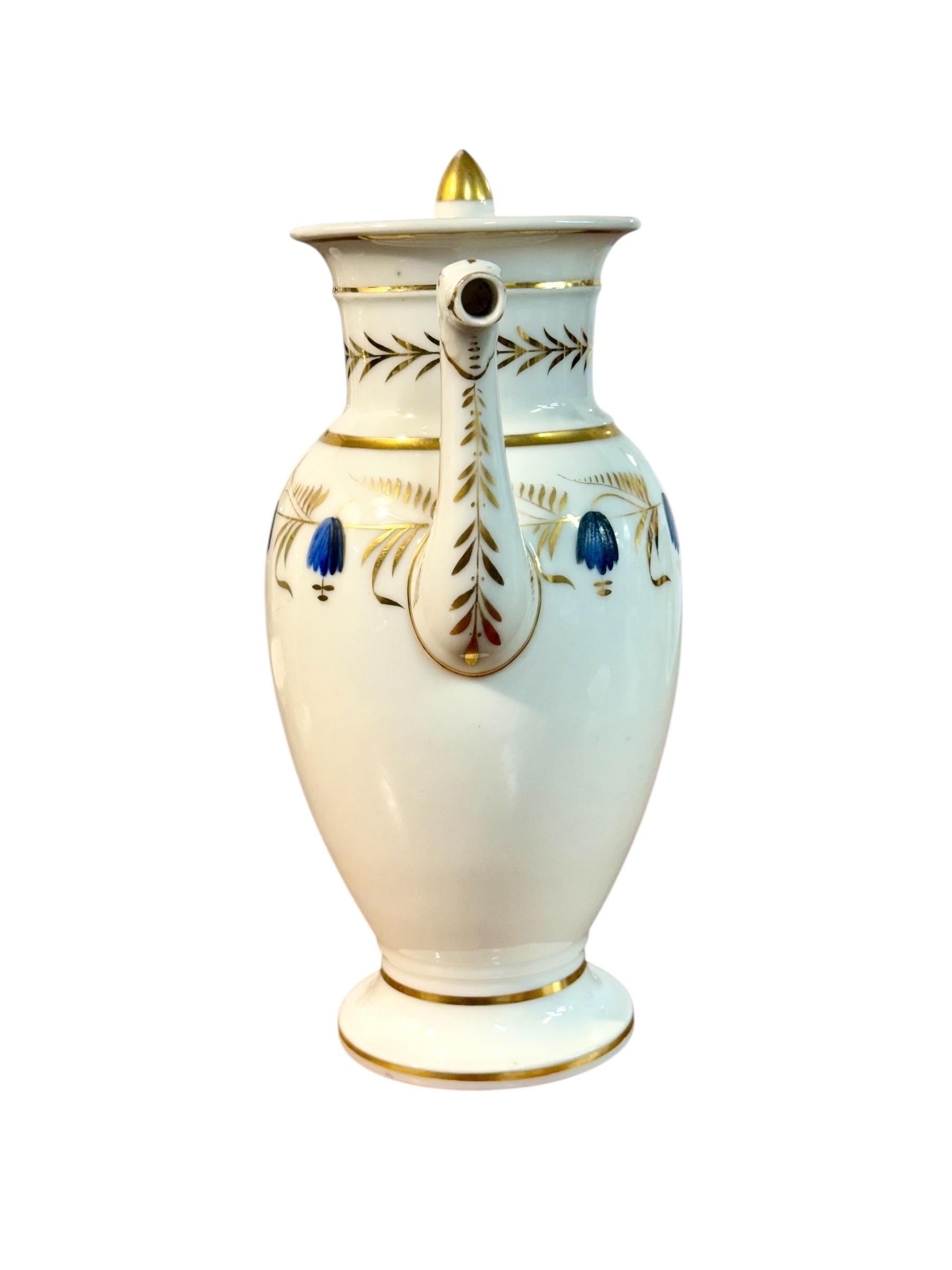 Français Cafetière en porcelaine de Paris du début du 19e siècle avec dorures et fleurs bleues en vente