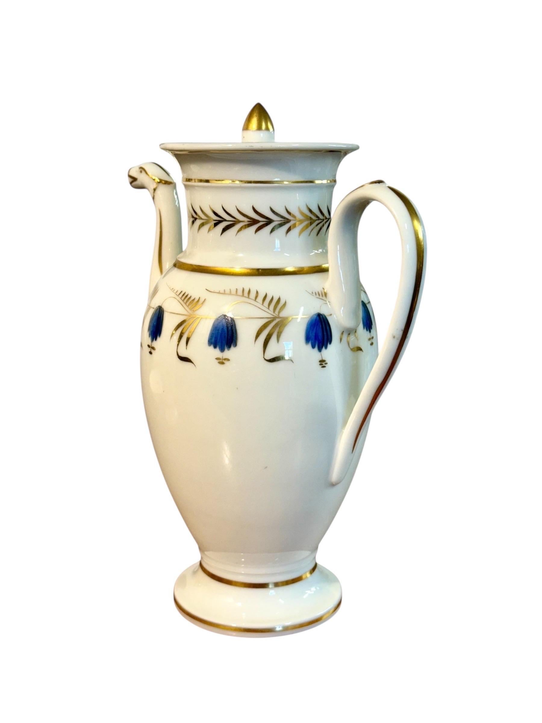 Peint à la main Cafetière en porcelaine de Paris du début du 19e siècle avec dorures et fleurs bleues en vente