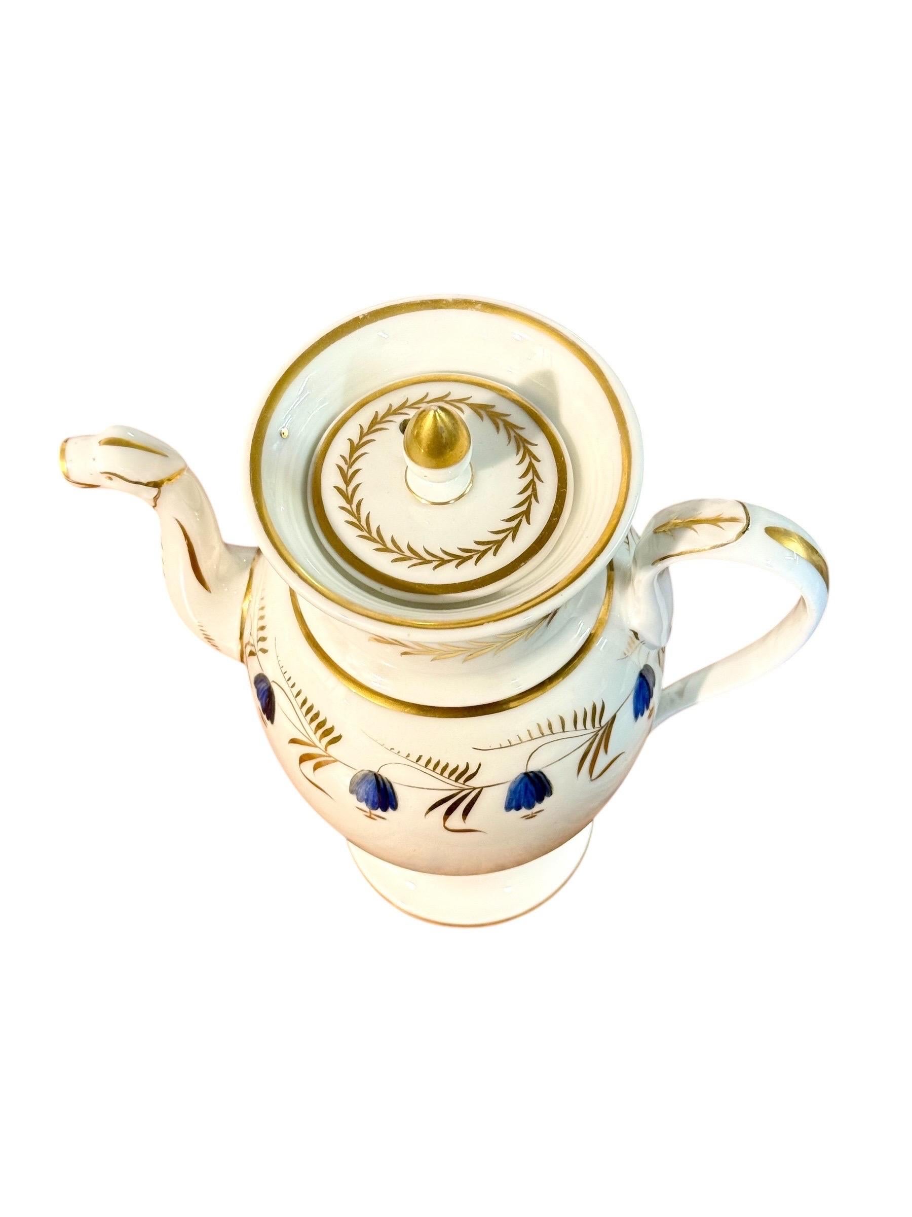 Cafetière en porcelaine de Paris du début du 19e siècle avec dorures et fleurs bleues Bon état - En vente à LA CIOTAT, FR