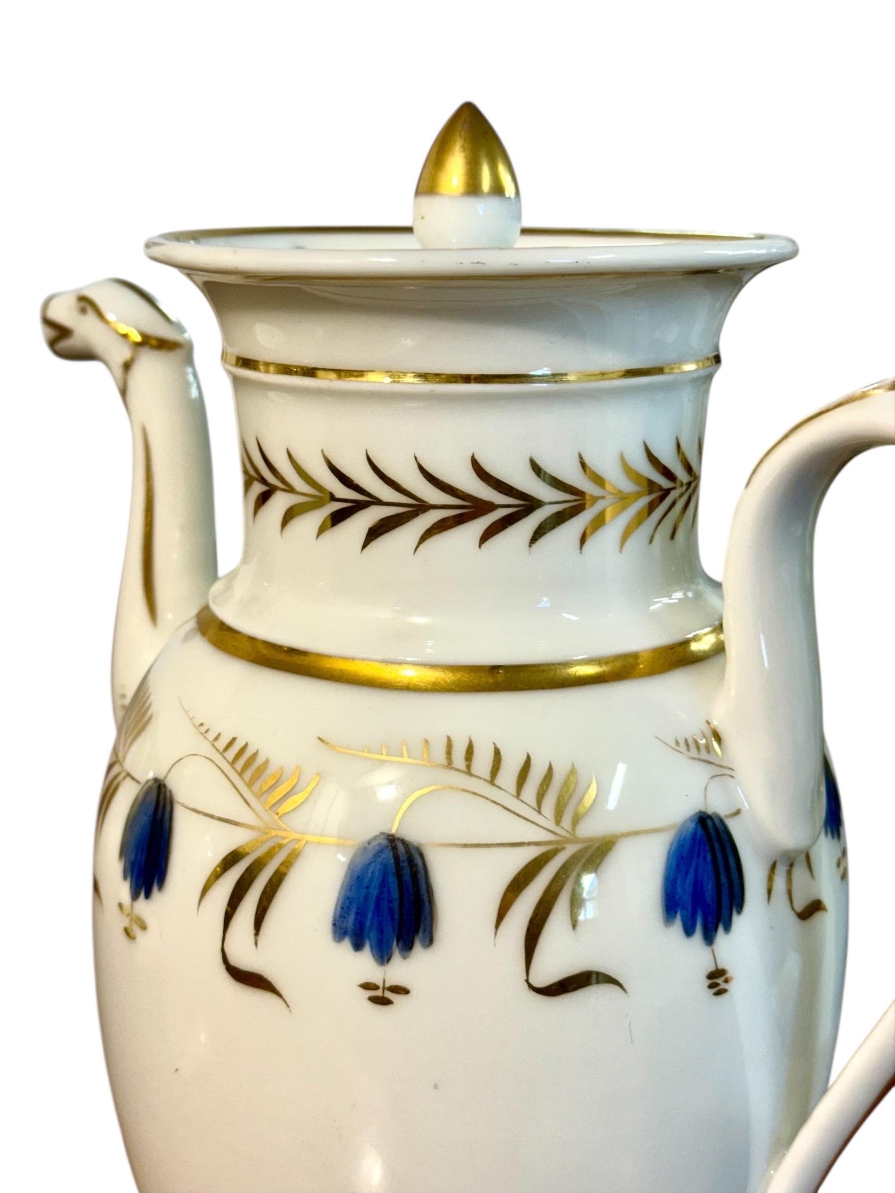 XIXe siècle Cafetière en porcelaine de Paris du début du 19e siècle avec dorures et fleurs bleues en vente