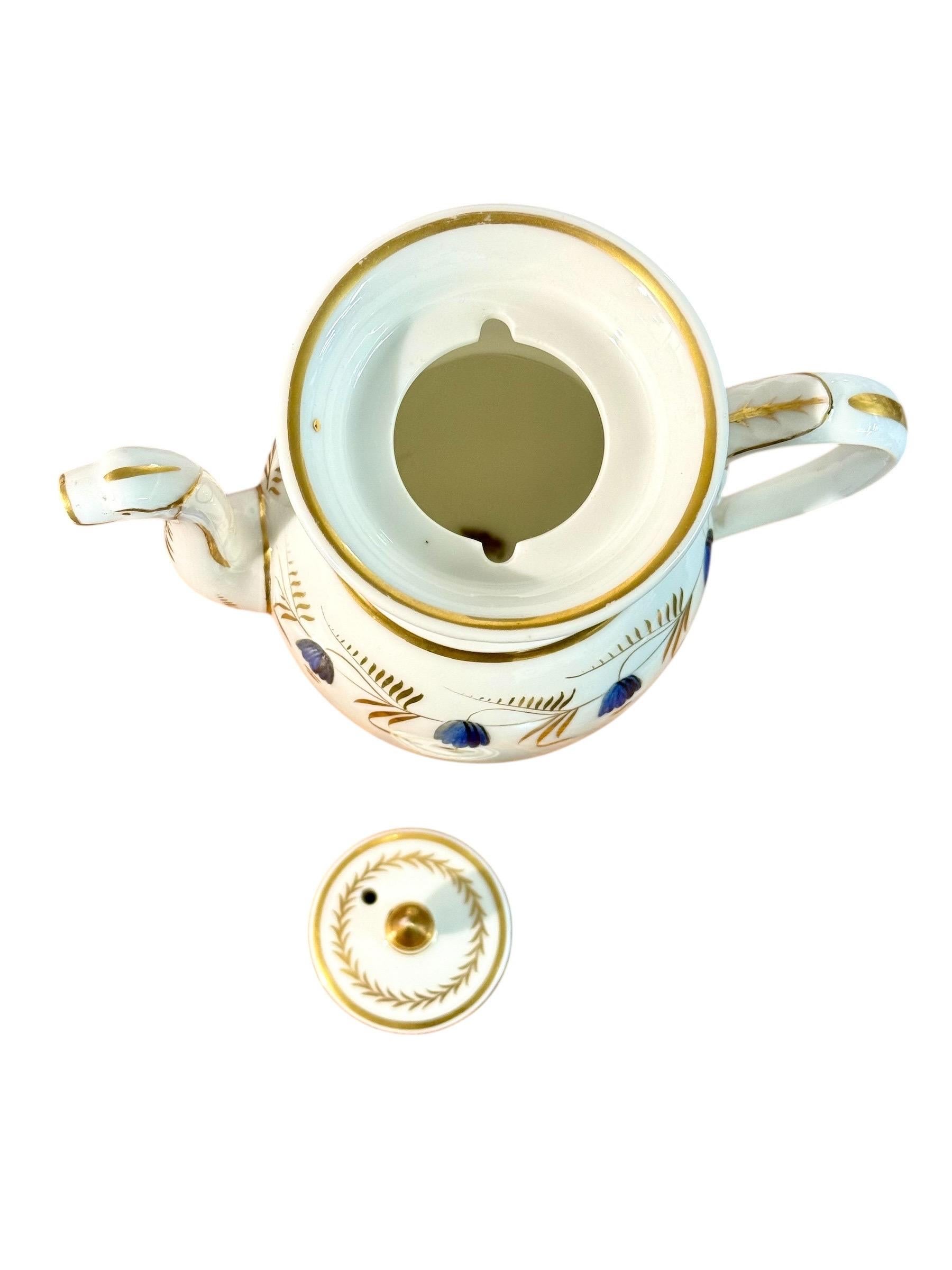 Porcelaine Cafetière en porcelaine de Paris du début du 19e siècle avec dorures et fleurs bleues en vente