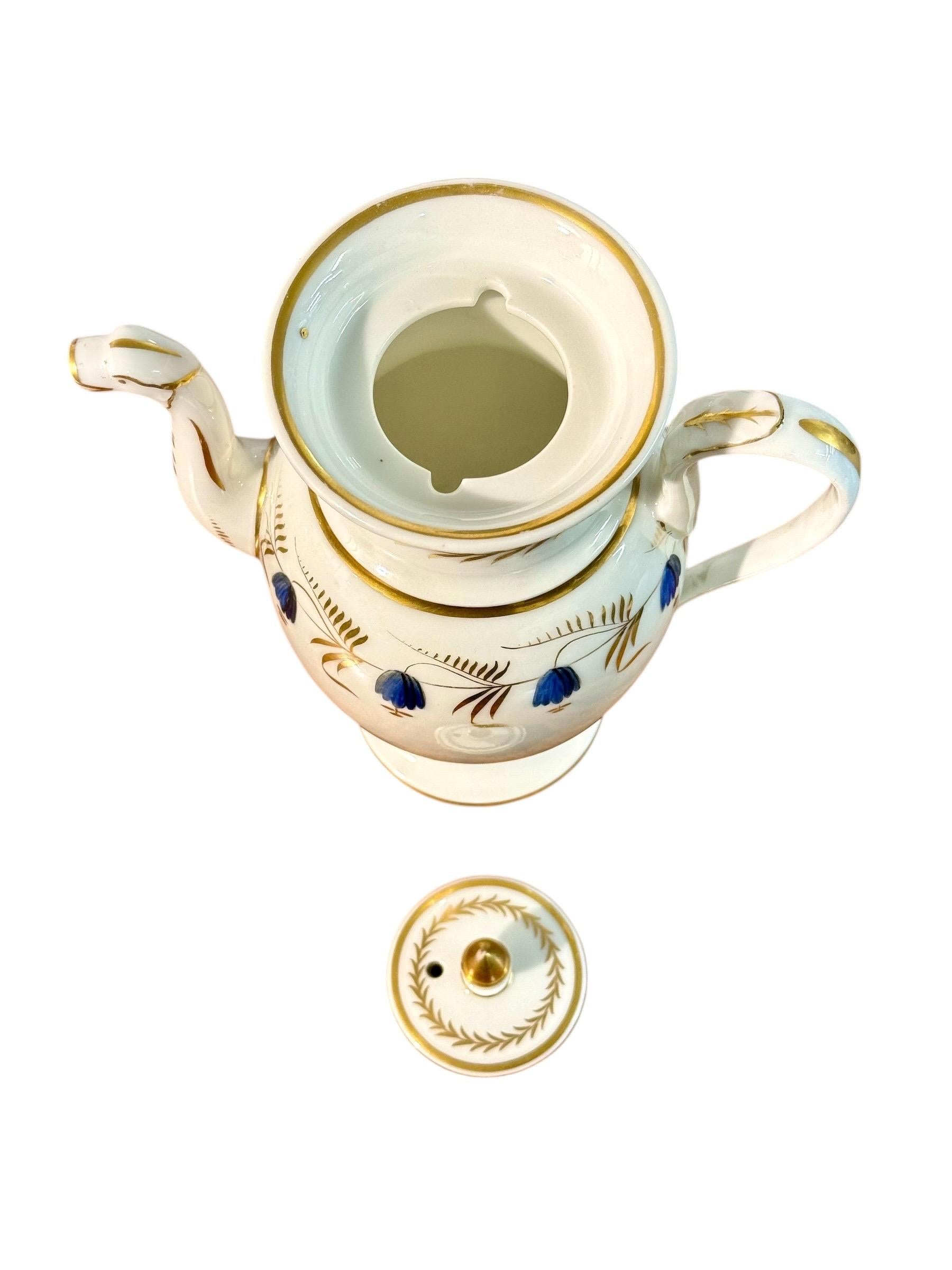 Cafetière en porcelaine de Paris du début du 19e siècle avec dorures et fleurs bleues en vente 1
