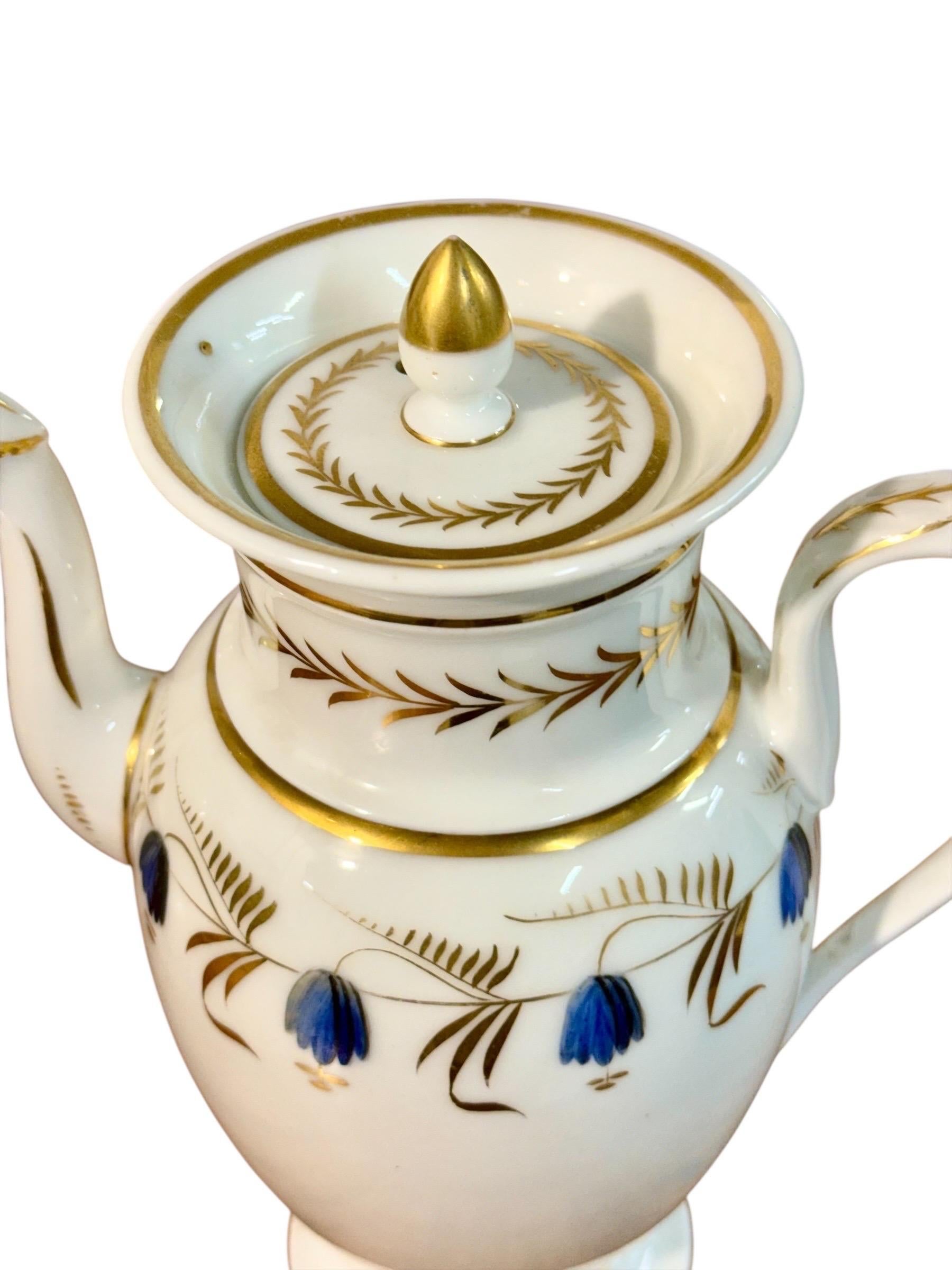 Cafetière en porcelaine de Paris du début du 19e siècle avec dorures et fleurs bleues en vente 2