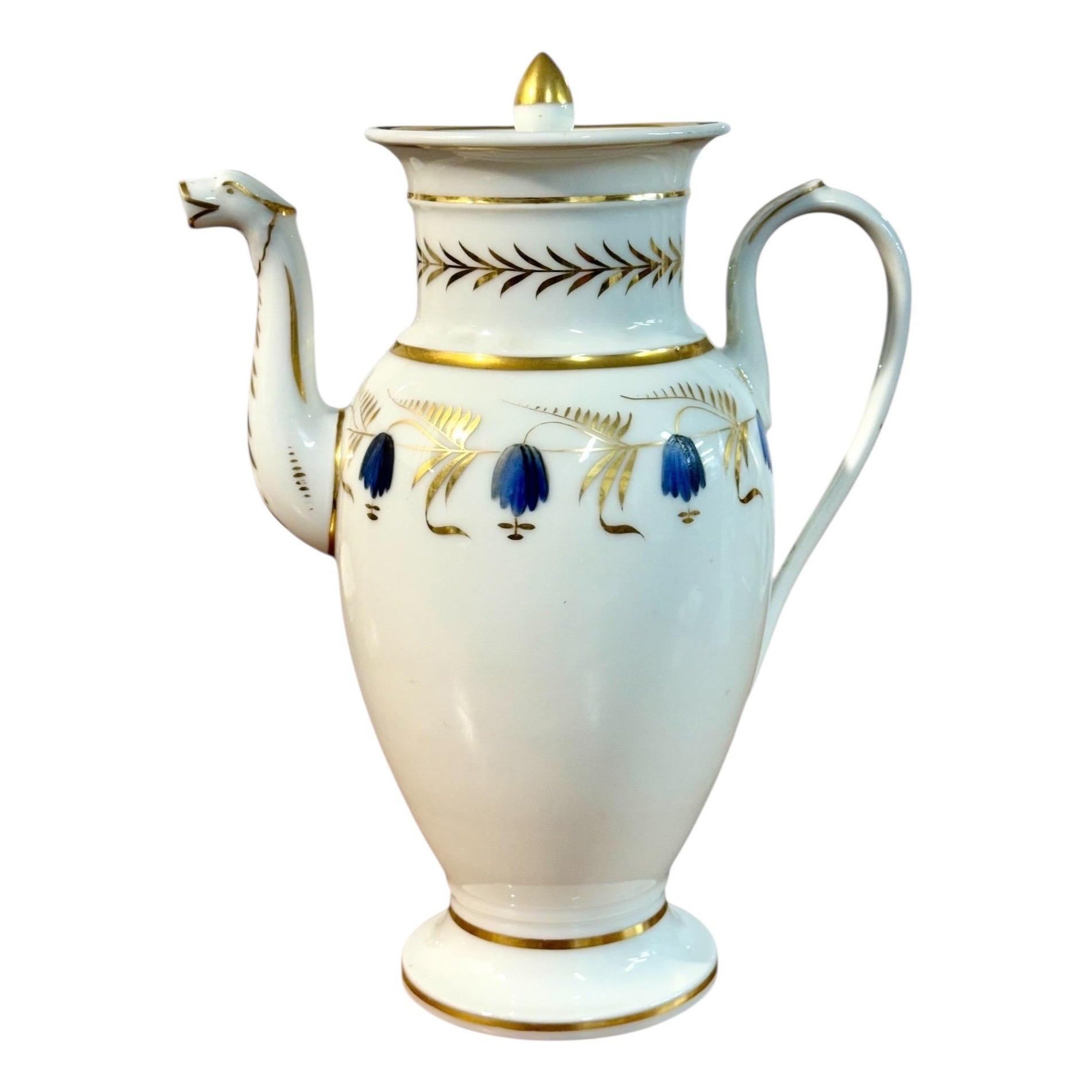 Cafetière en porcelaine de Paris du début du 19e siècle avec dorures et fleurs bleues en vente