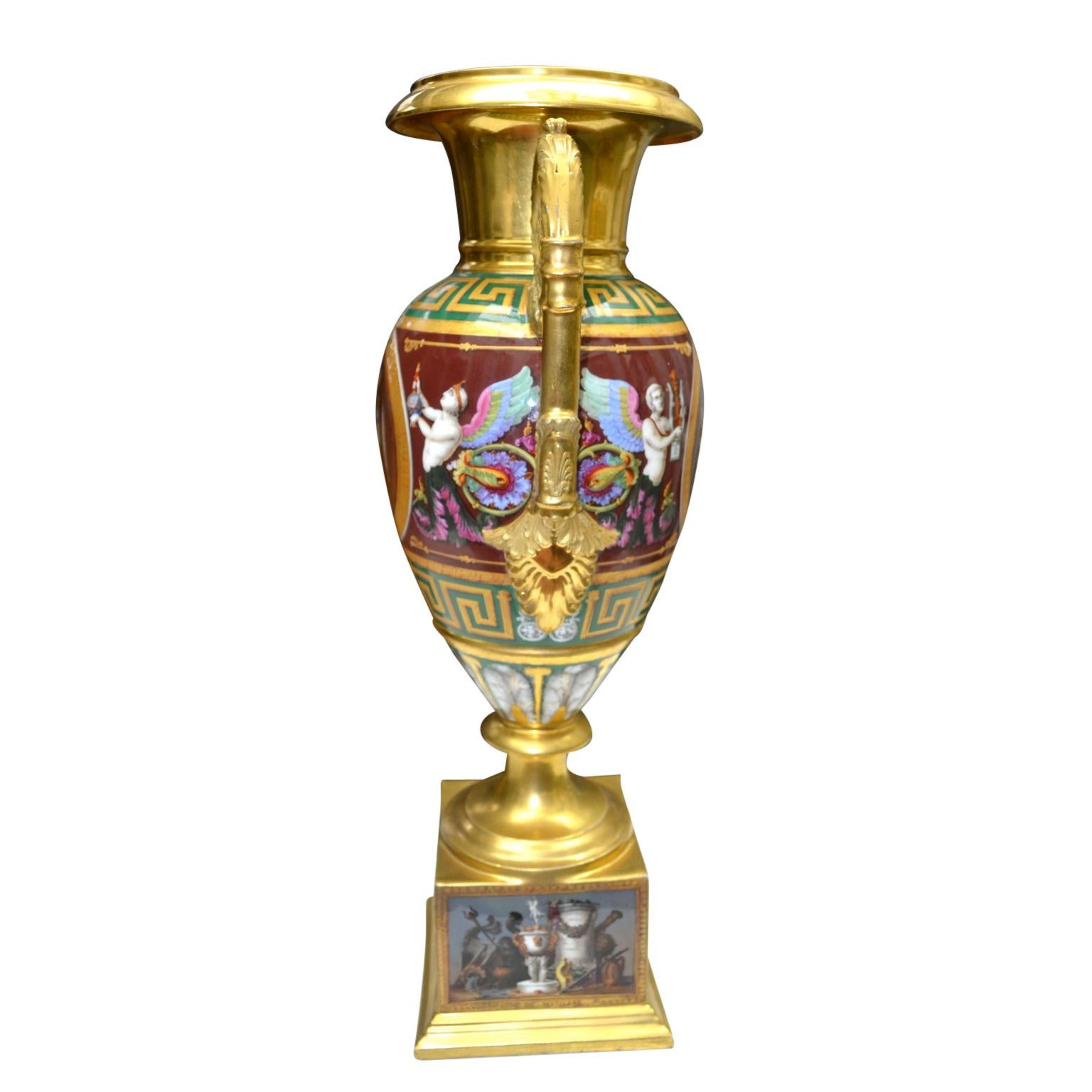 Une urne en porcelaine de Paris du début du 19e siècle de qualité musée. Le vase à deux anses repose sur une base rectangulaire en porcelaine (modelée comme une partie du vase), qui est décorée sur les quatre côtés de scènes finement peintes
