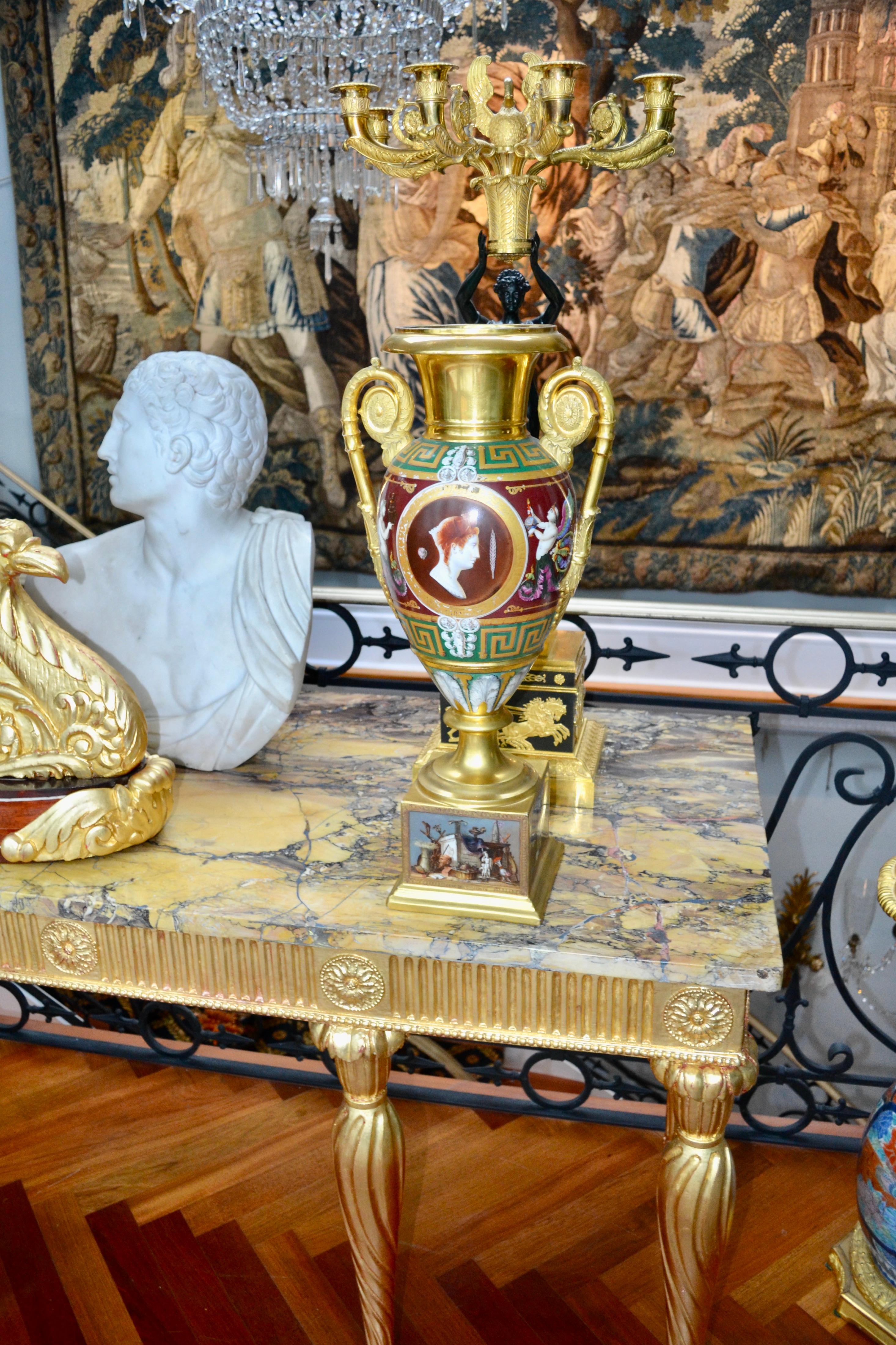 Urne en porcelaine de Paris du début du XIXe siècle en vente 11