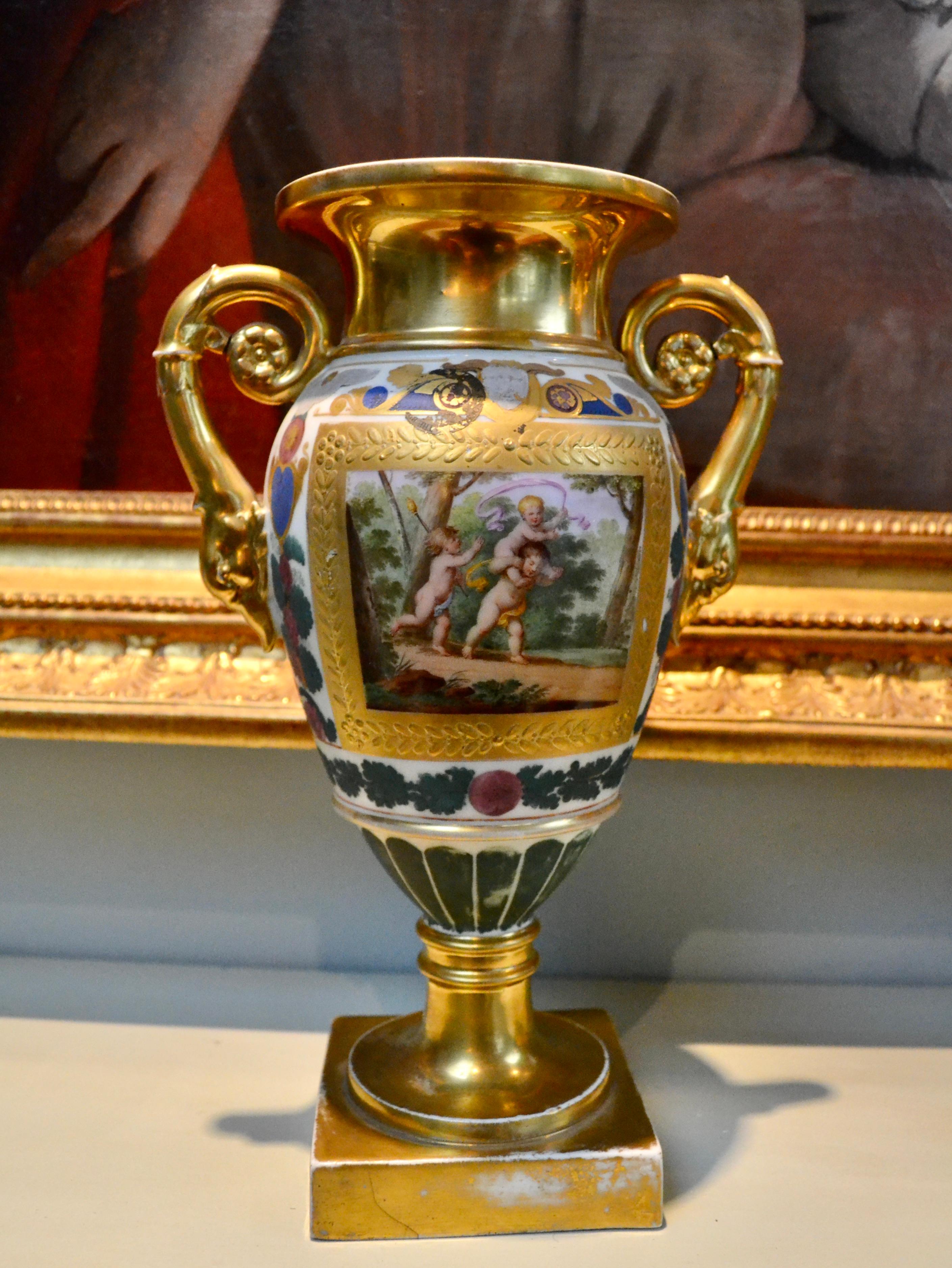 Vase en porcelaine de Paris du début du 19e siècle Bon état - En vente à Vancouver, British Columbia
