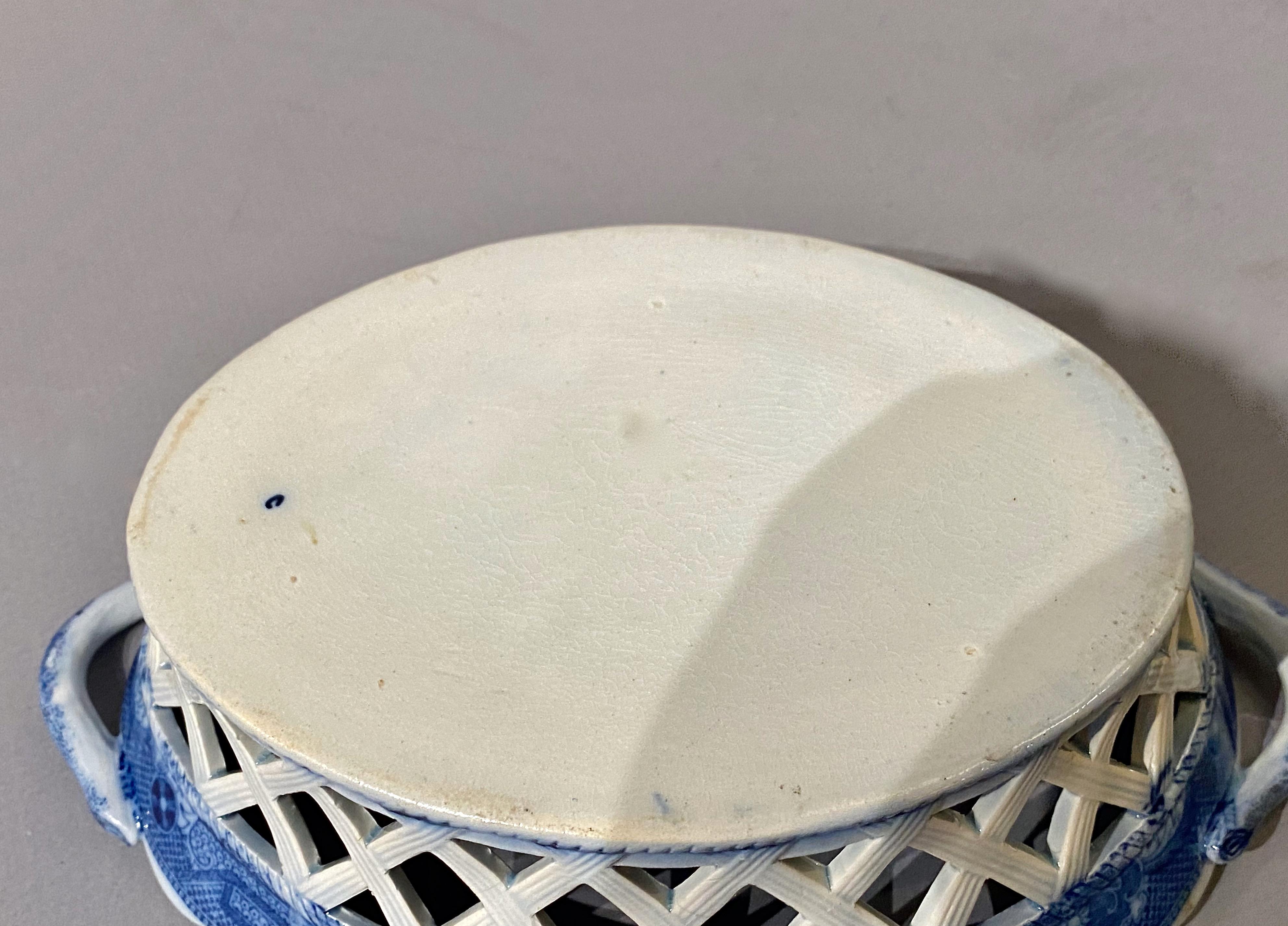 Frühes 19. Jahrhundert Pearlware Kastanien Korb im Zustand „Gut“ im Angebot in Pasadena, CA